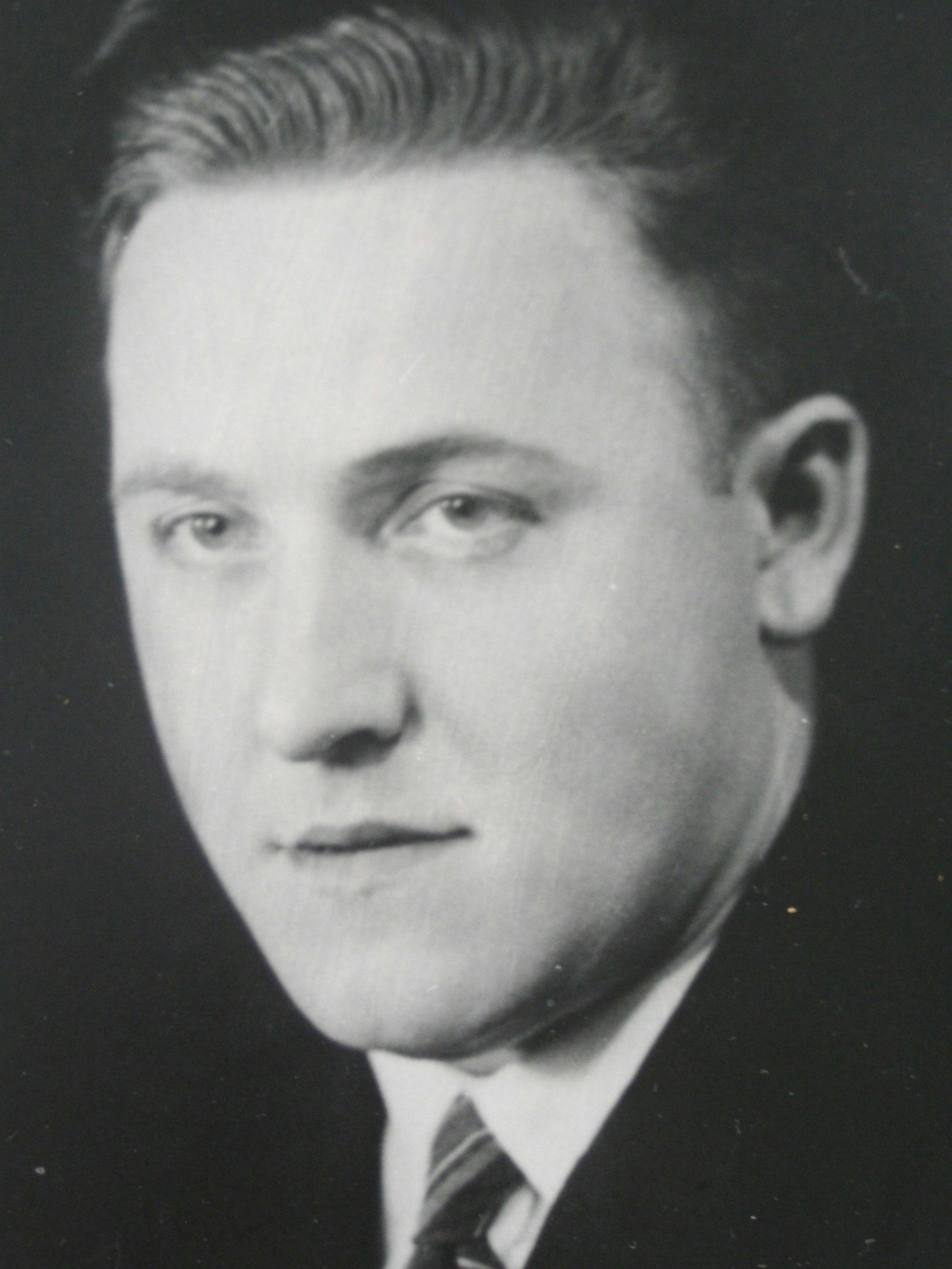 Schwarz-weiß-Porträt eines Mannes.