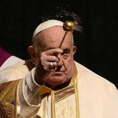 Papst Franziskus steht einer Messe für die Ordensleute im Petersdom vor.