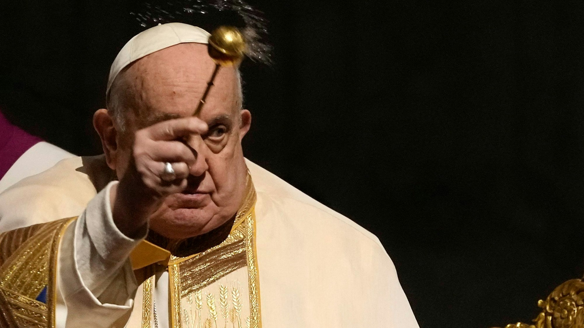 Papst Franziskus steht einer Messe für die Ordensleute im Petersdom vor.