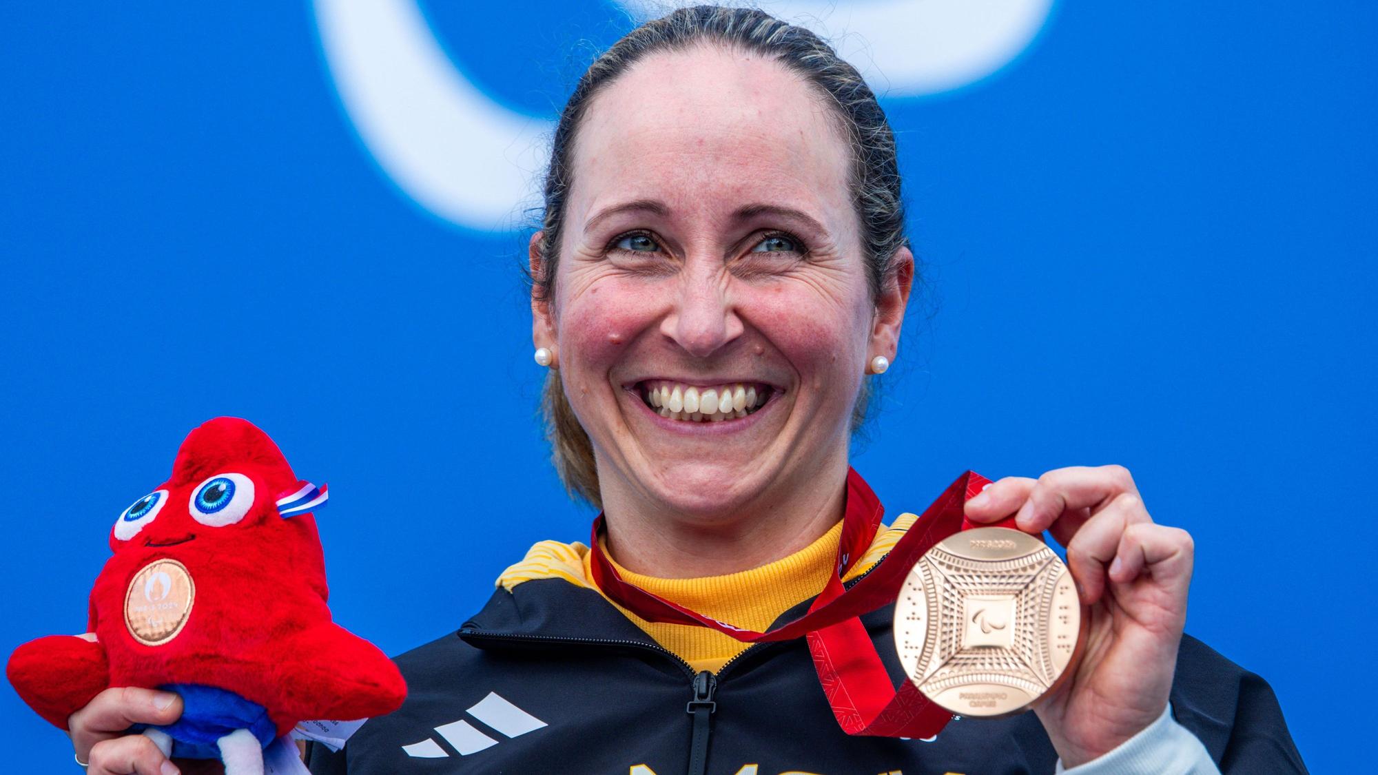 Annika Zeyen-Giles aus Hennef jubelt bei der Siegerehrung nach dem Einzelzeitfahren über ihre Bronzemedaille.