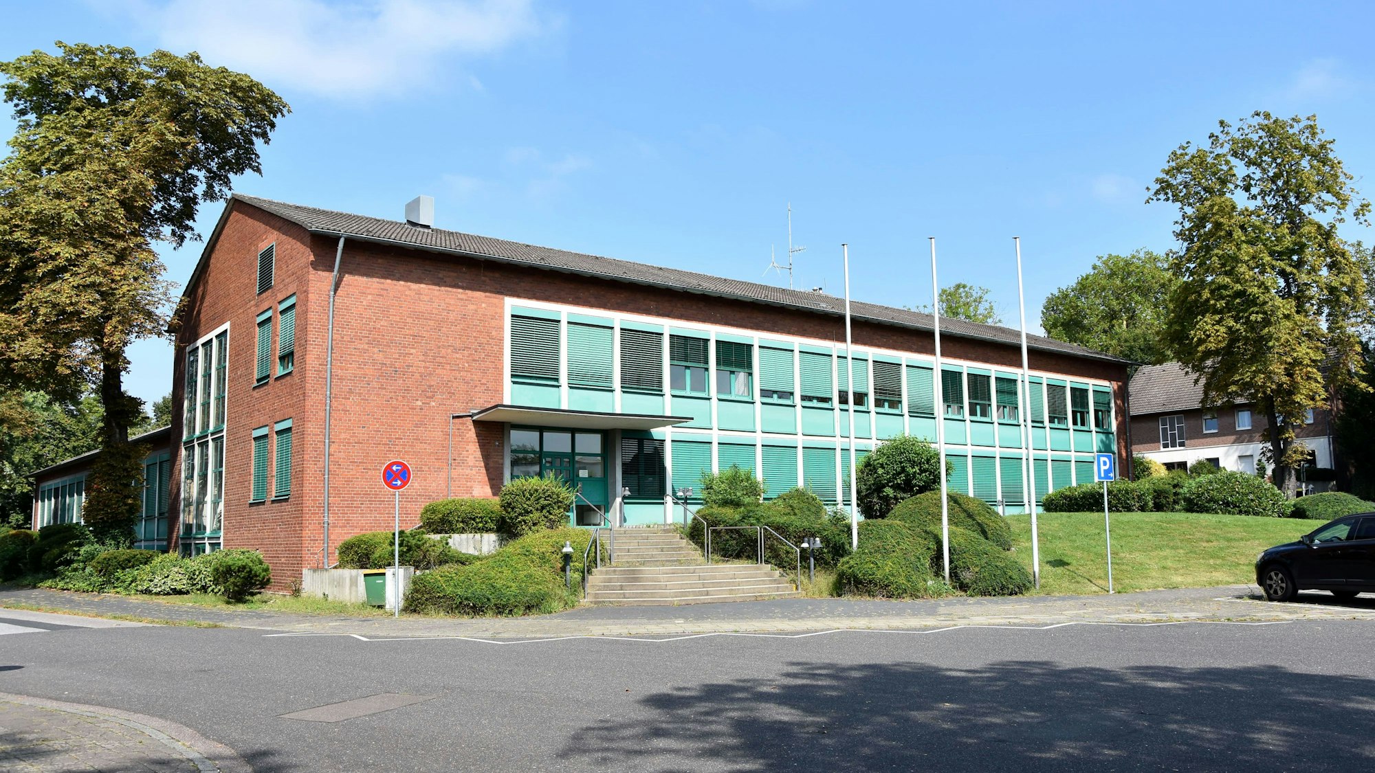 Zu sehen ist ein Gebäude.