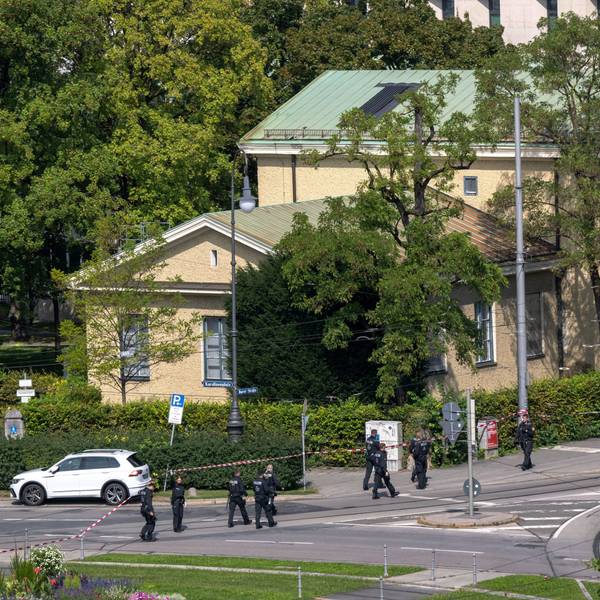 Polizisten gehen eine Straße am Karolinenplatz auf der Suche nach Spuren ab. Die Polizei hat in der Münchner Innenstadt bei einem größeren Einsatz in der Nähe des Israelischen Generalkonsulats eine verdächtige Person niedergeschossen.