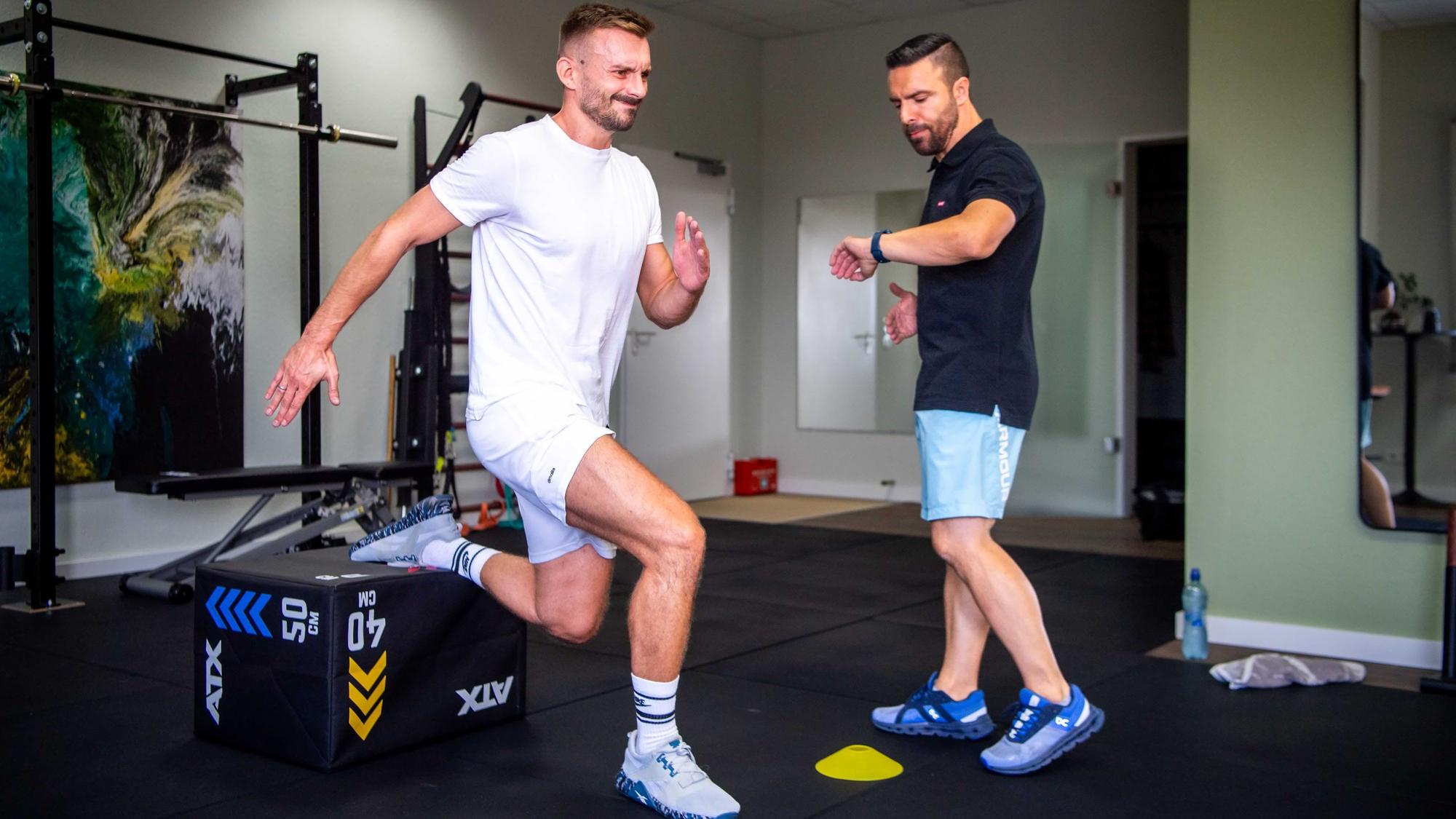 Das Bild zeigt Robin Ritz beim Training mit Oscar Baixo.