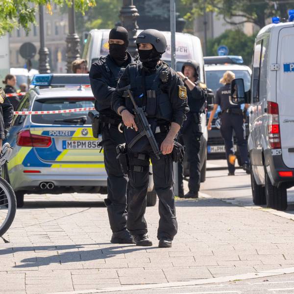 Die Polizei hat in der Münchner Innenstadt bei einem größeren Einsatz in der Nähe des Israelischen Generalkonsulats eine verdächtige Person niedergeschossen.