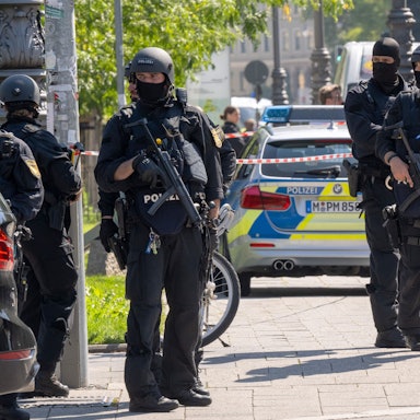 Die Polizei hat in der Münchner Innenstadt bei einem größeren Einsatz in der Nähe des Israelischen Generalkonsulats eine verdächtige Person niedergeschossen.