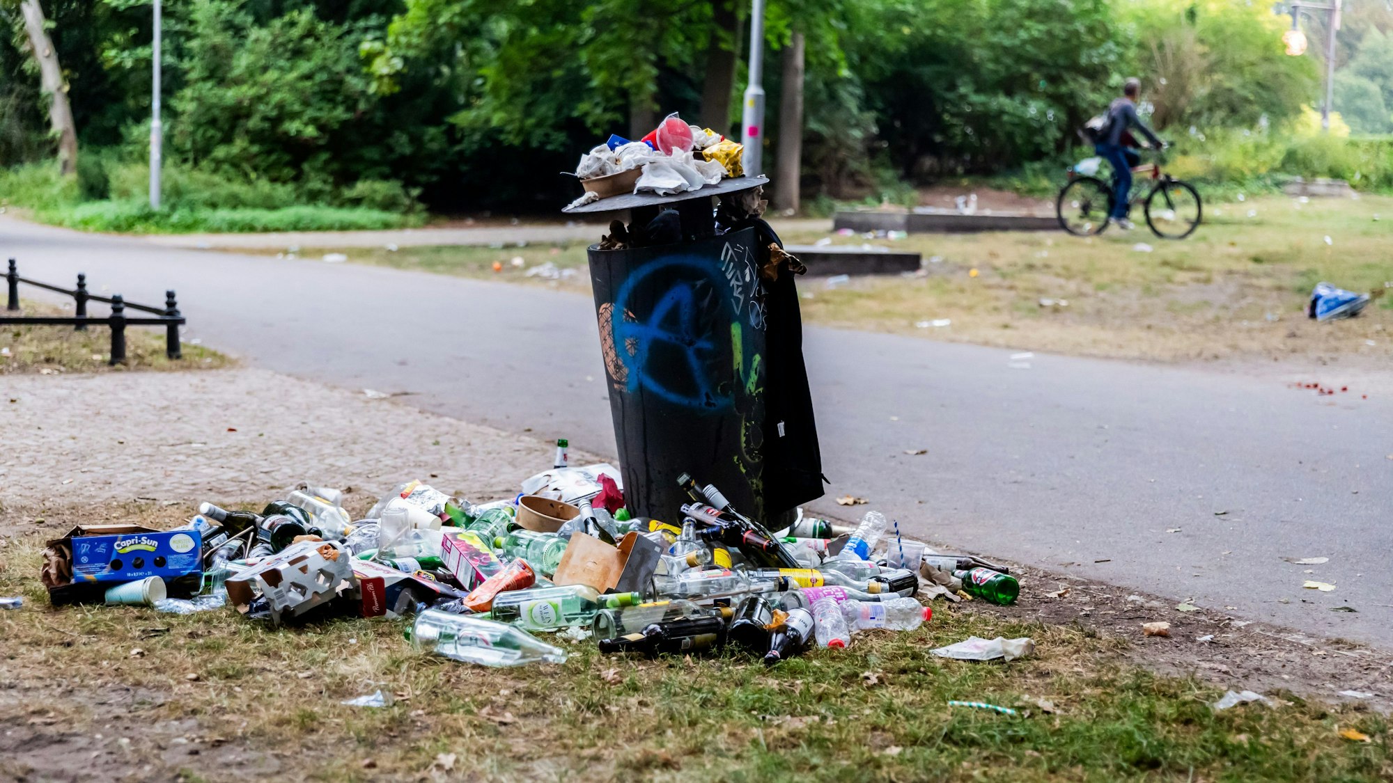 Ein übergelaufener Mülleimer (Symbolbild).