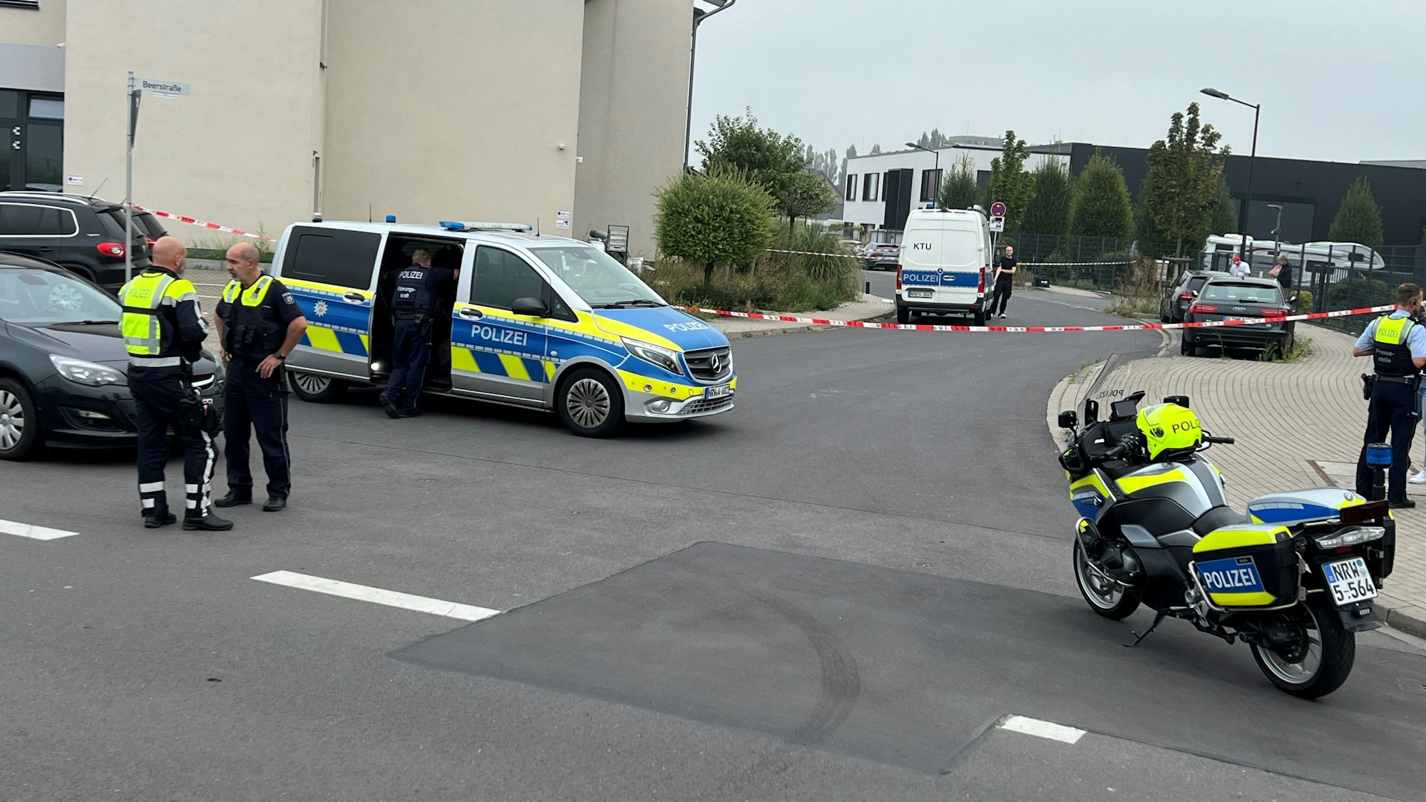 Die Polizei hat die Beerstraße und die Winterstraße in Hürth-Kalscheuren abgesperrt.