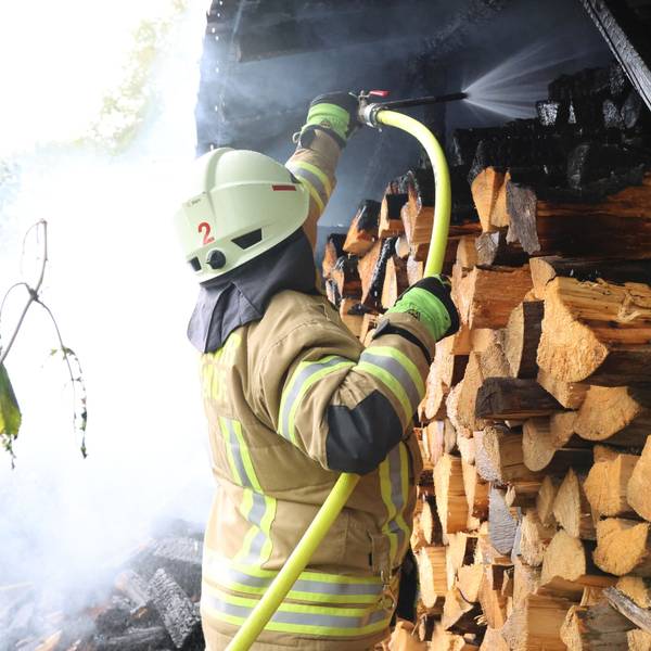 Die Freiwillige Feuerwehr setzte bei dem Brand in der Reichshofer Ortschaft Hecke auch Löschlanzen ein, die Wassernebel erzeugen.