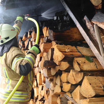 Die Freiwillige Feuerwehr setzte bei dem Brand in der Reichshofer Ortschaft Hecke auch Löschlanzen ein, die Wassernebel erzeugen.