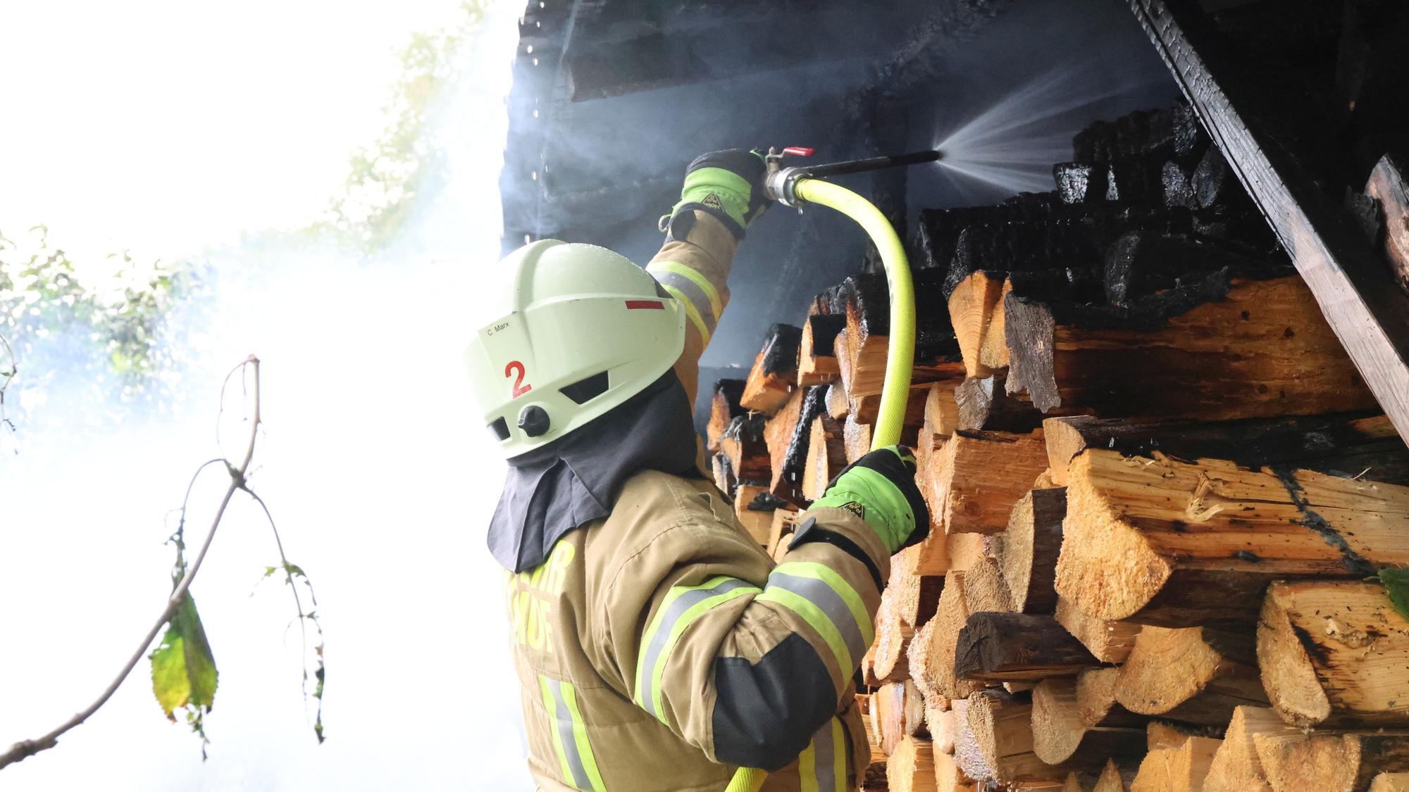 Die Freiwillige Feuerwehr setzte bei dem Brand in der Reichshofer Ortschaft Hecke auch Löschlanzen ein, die Wassernebel erzeugen.
