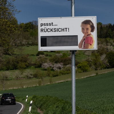 Ein Lärmdisplay mit der Aufschrift "pssst... Rücksicht!".