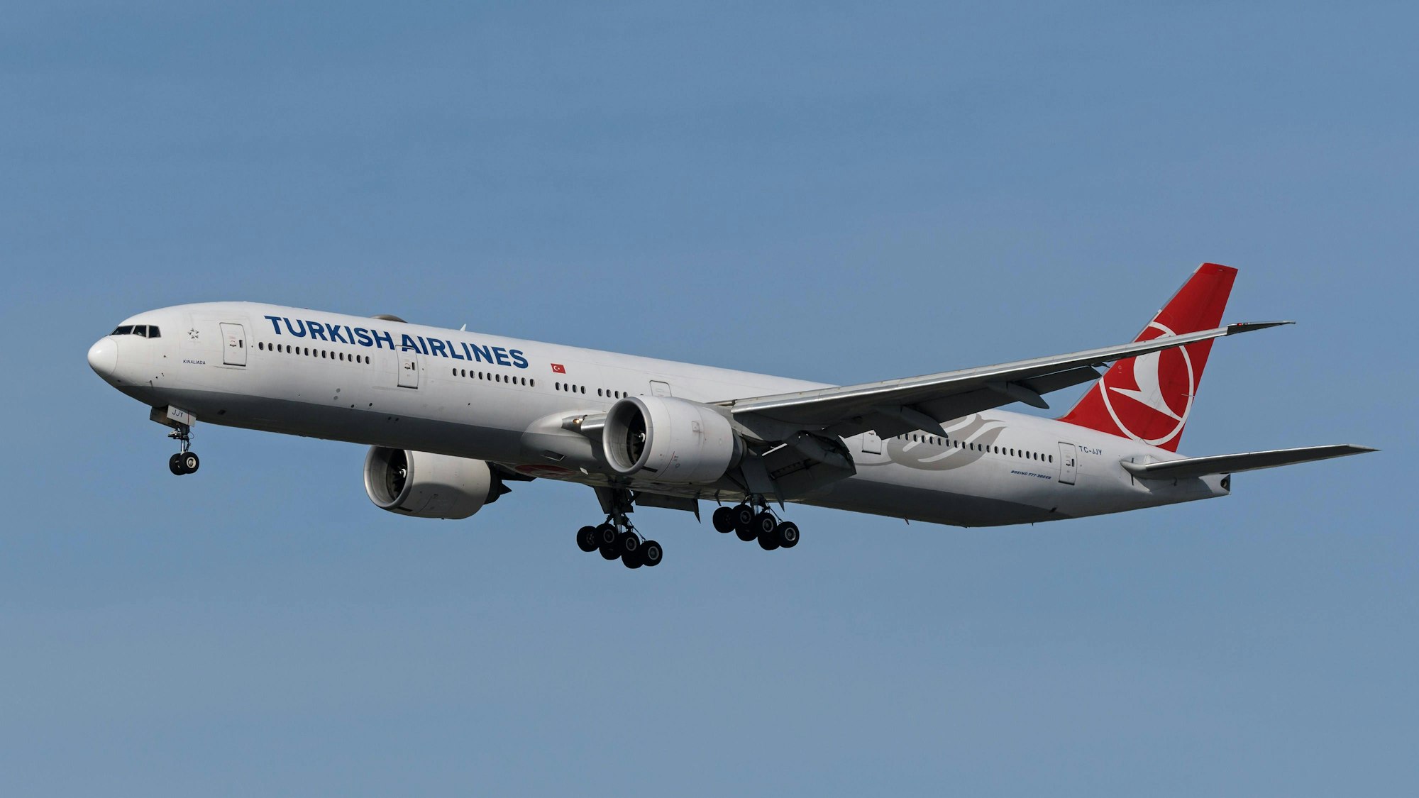 Eine Boeing 777-300ER von Turkish Airlines setzt zur Landung an.