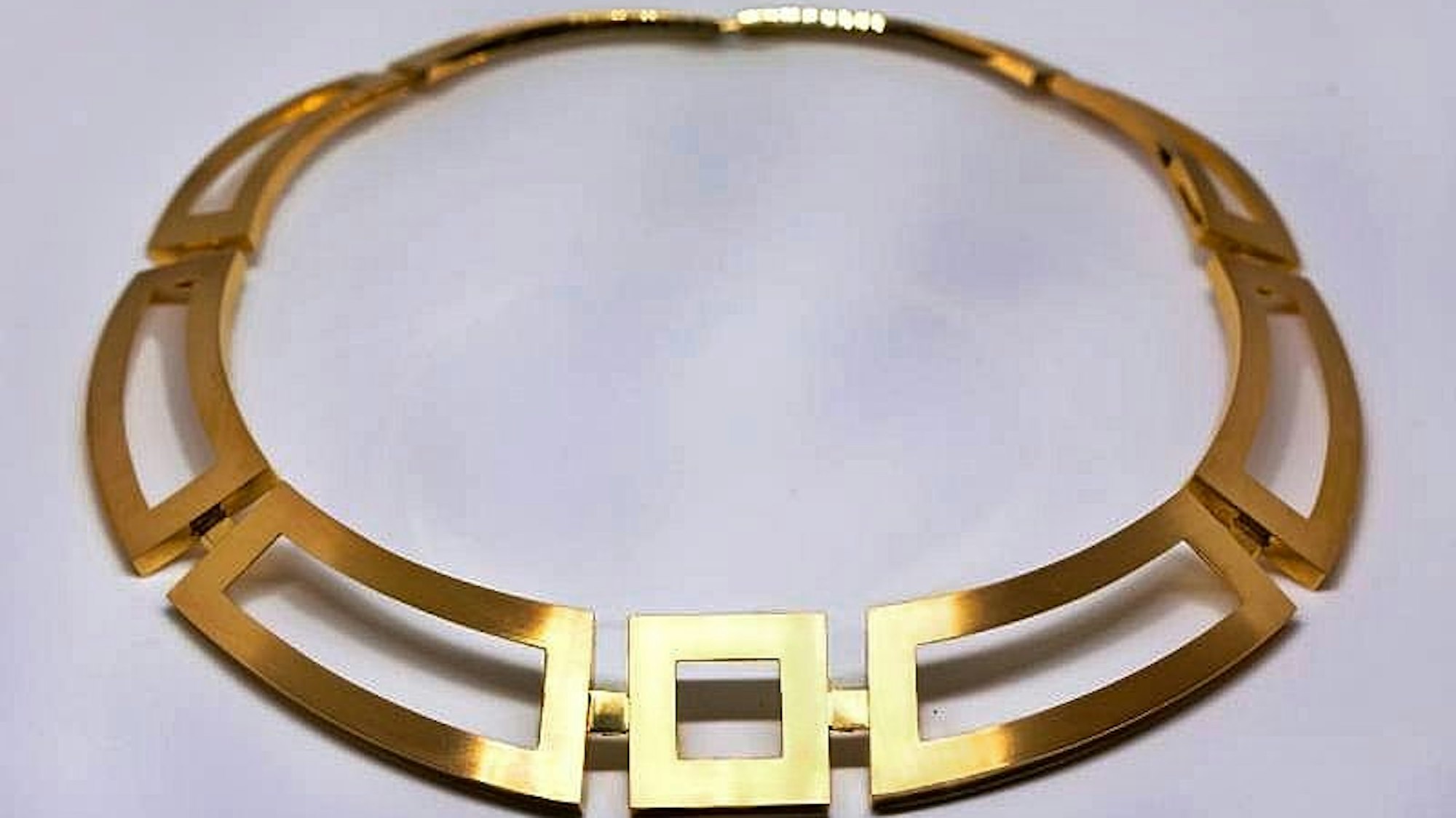 Das Meisterstück von Sabrina Schildgen: ein Halsschmuck aus 750er Gold.