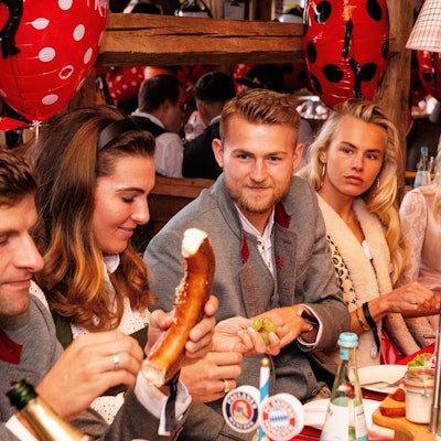 Matthijs de Ligt und seine Ehefrau Annekee (2.v.r.) mit Thomas Müller und seiner Ehefrau Lisa auf dem Oktoberfest.