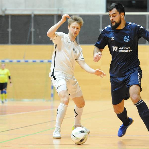 Hazim Muharemovic, rechts, im Kampf gegen Tim Weißwange, links, am Samstag, den 20.01.2024, im Spiel FC Niederrhein Soccer gegen Futsal Panthers Köln im Enni-Sportpark-Rheinkamp in Moers. FC Niederrhein Soccer, blaue Trikots, spielt gegen Futsal Panthers Köln, weiße Trikots, in der Futsal-Regionalliga, Saison 2023/2024. Foto: Oleksandr Voskresenskyi / FUNKE Foto Services