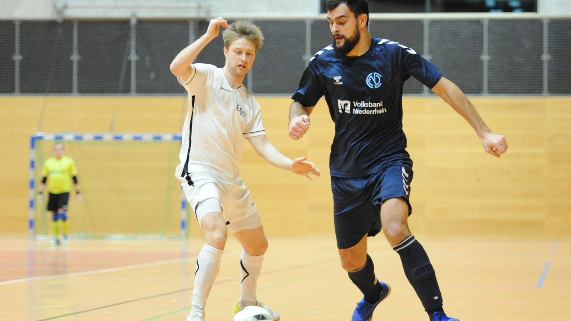 Hazim Muharemovic, rechts, im Kampf gegen Tim Weißwange, links, am Samstag, den 20.01.2024, im Spiel FC Niederrhein Soccer gegen Futsal Panthers Köln im Enni-Sportpark-Rheinkamp in Moers. FC Niederrhein Soccer, blaue Trikots, spielt gegen Futsal Panthers Köln, weiße Trikots, in der Futsal-Regionalliga, Saison 2023/2024. Foto: Oleksandr Voskresenskyi / FUNKE Foto Services
