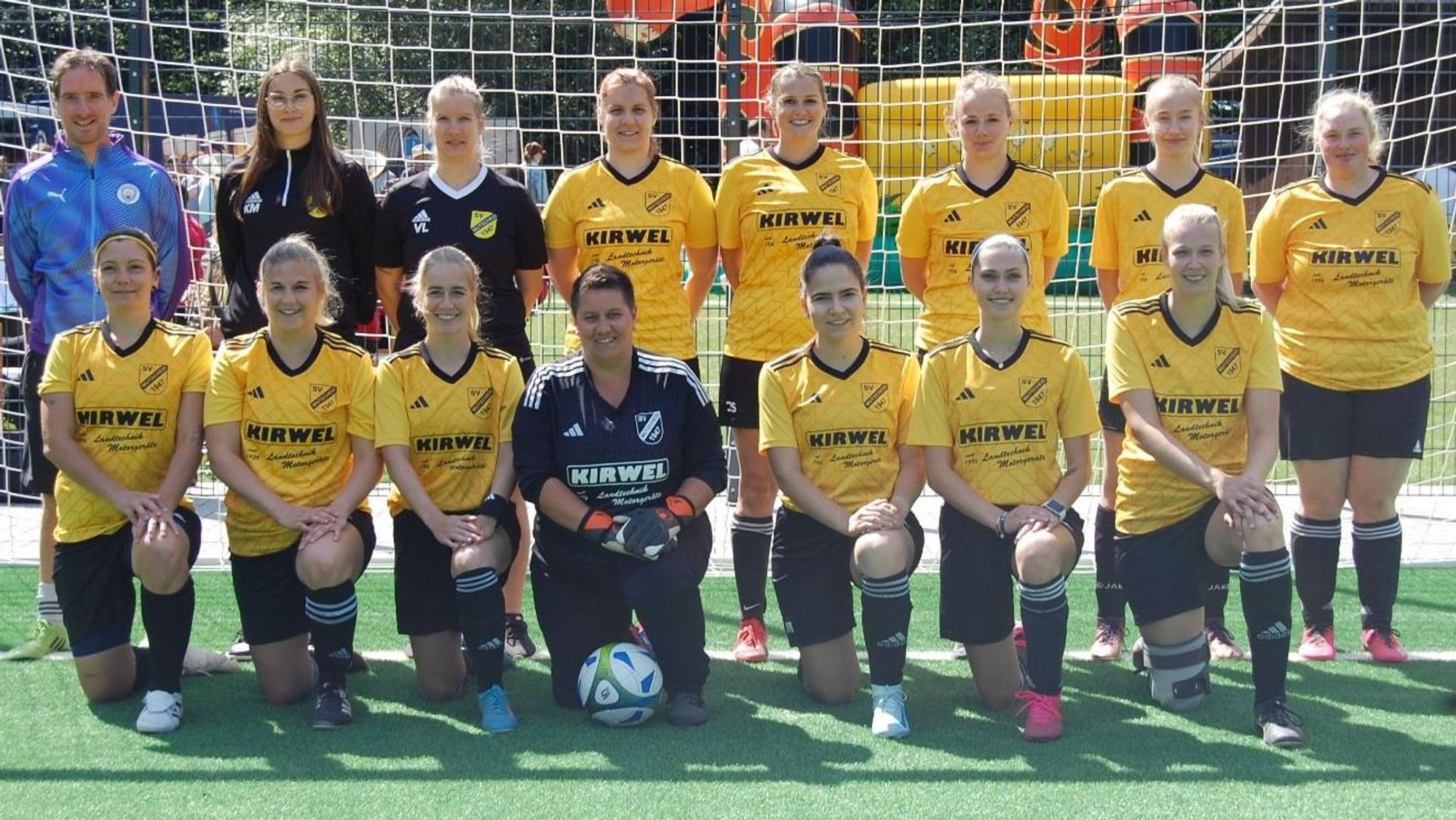 Das Bild zeigt die Fußballerinnen des SV Mutscheid.