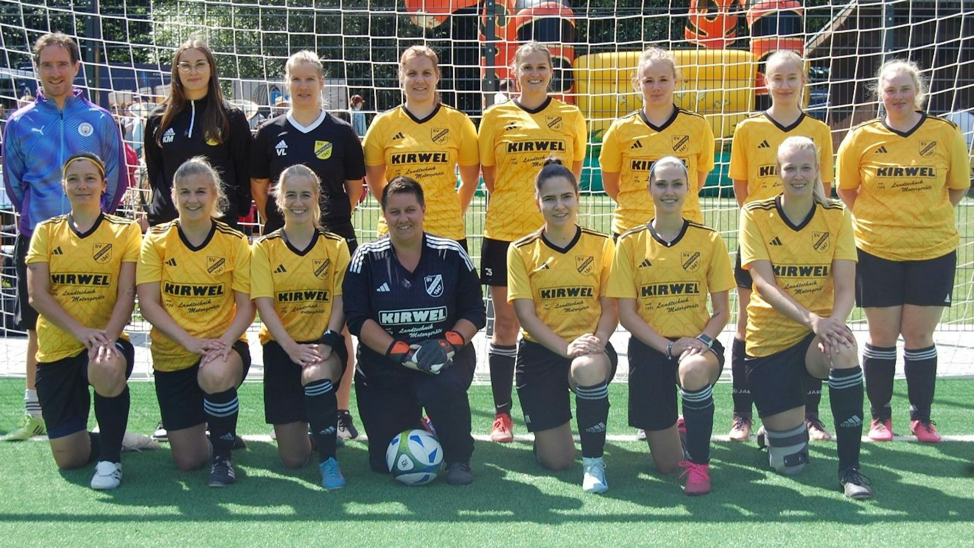 Das Bild zeigt die Fußballerinnen des SV Mutscheid.