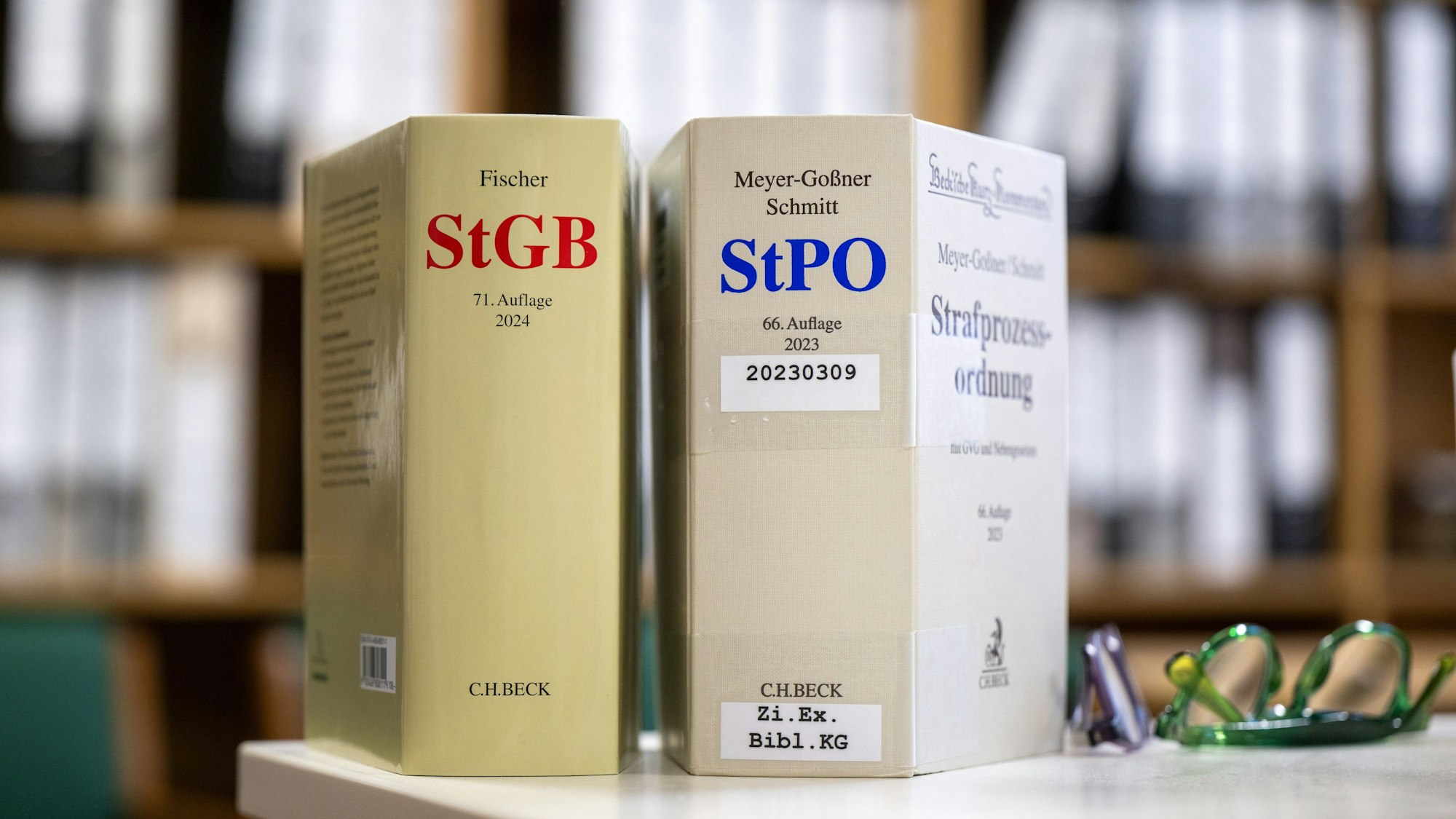 Strafgesetzbuch (StGB) und Strafprozessordnung (StPO) stehen auf einem Schreibtisch in einem Richterbüro.