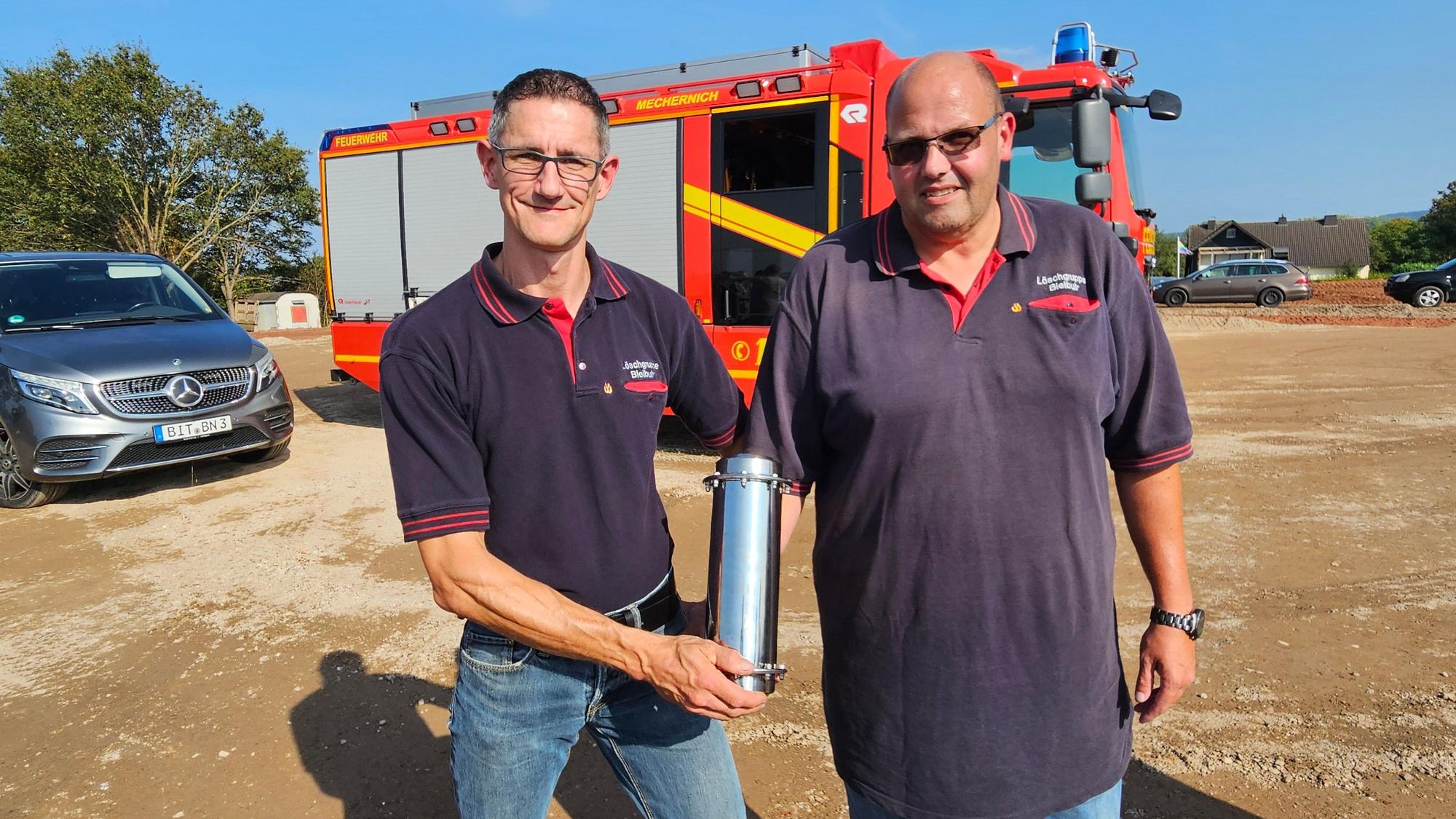 Guido Esser (l.) und Ulrich Breuer präsentieren die silberne Zeitkapsel.