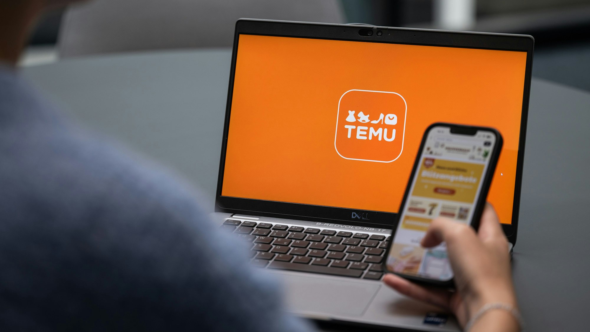 Blick auf einen Laptop mit dem Logo der App Temu.