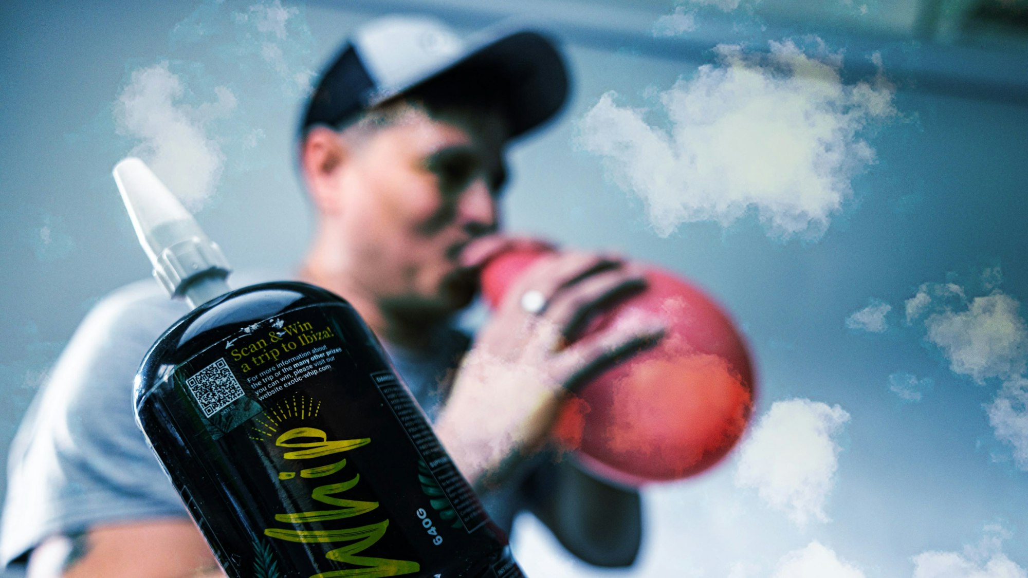 Eine Lachgas-Flasche im Vordergrund, ein Konsument im Hintergrund.