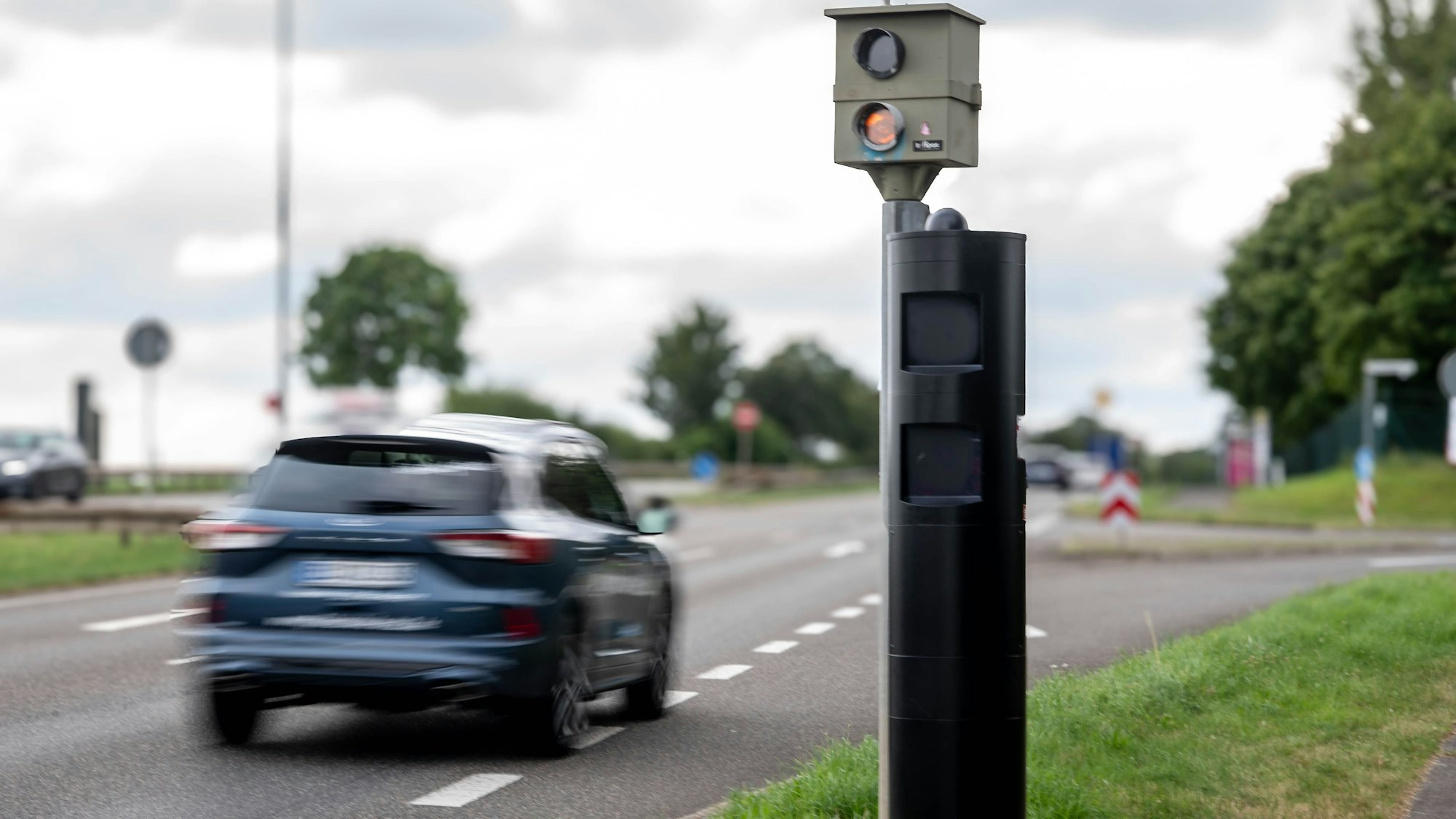 Das Bild zeigt die stationäre Geschwindigkeitsmessanlage an der Frauenberger Straße in Euskirchen.