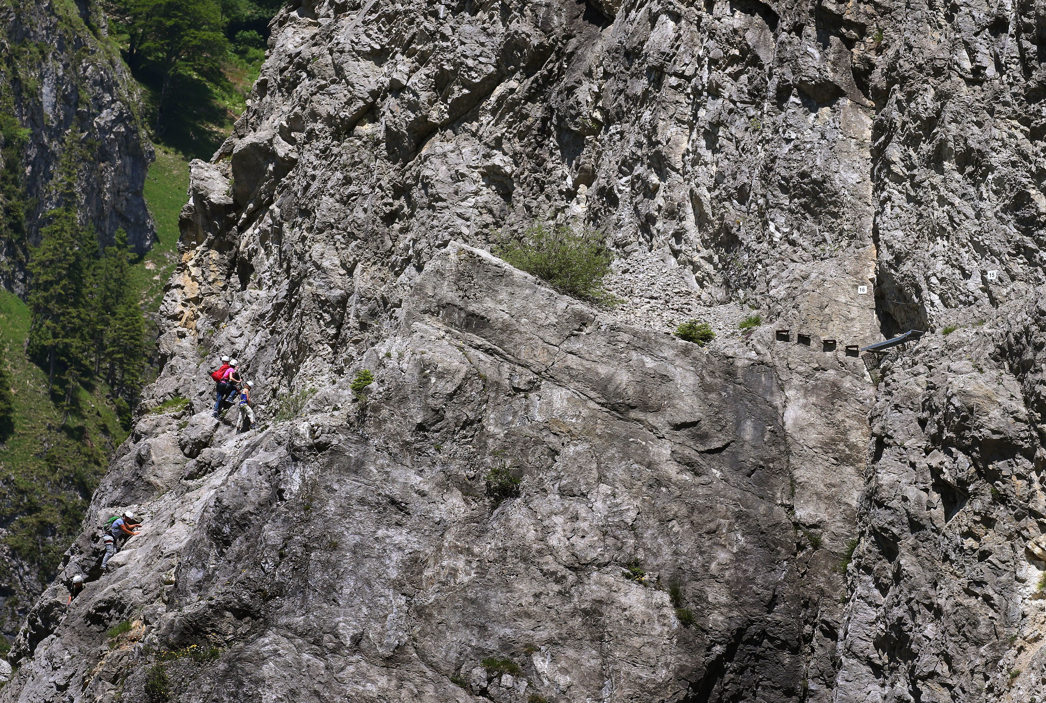Bergsteiger klettern über den Ostrachtaler Klettersteig.