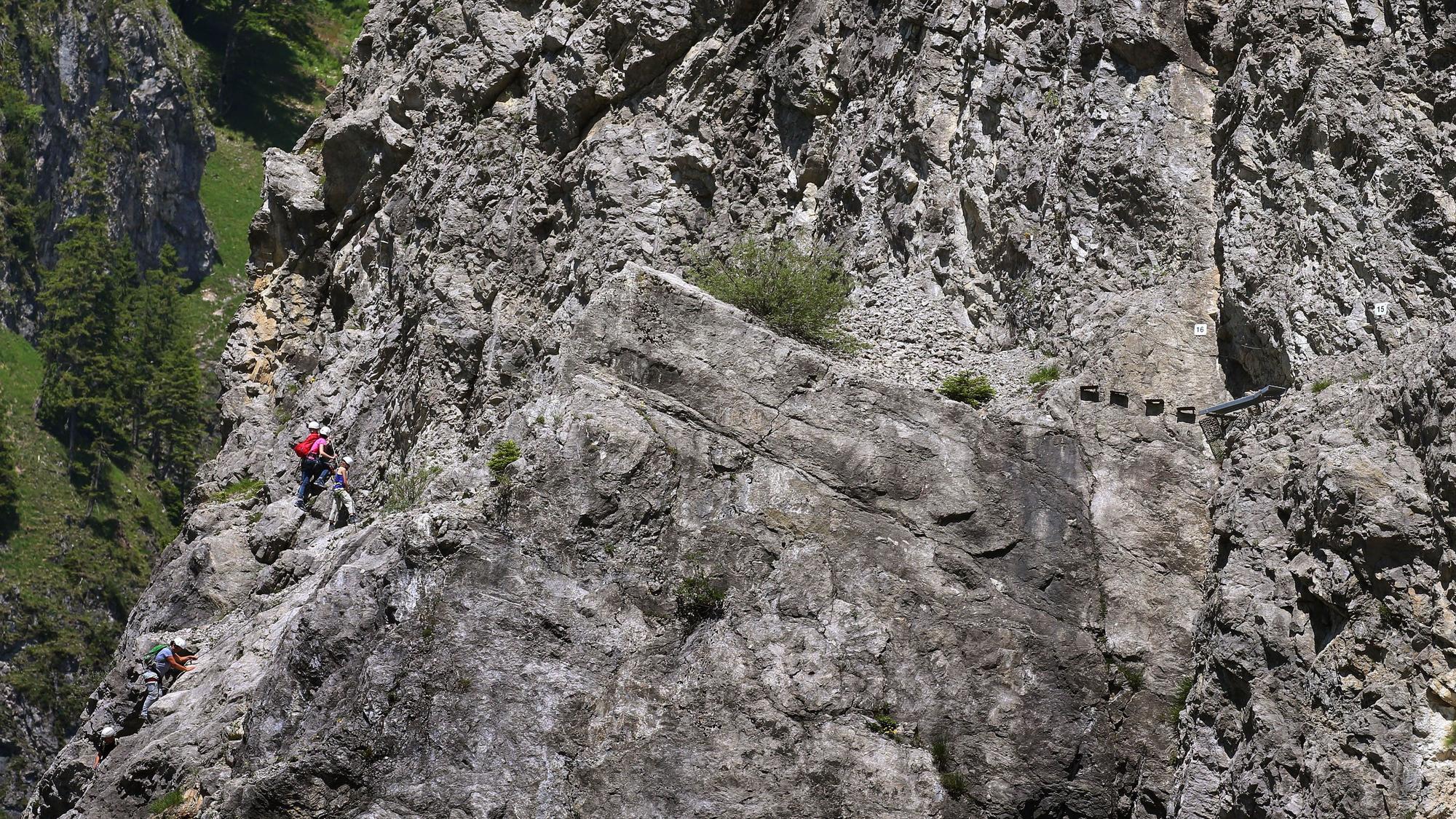 Bergsteiger klettern über den Ostrachtaler Klettersteig.