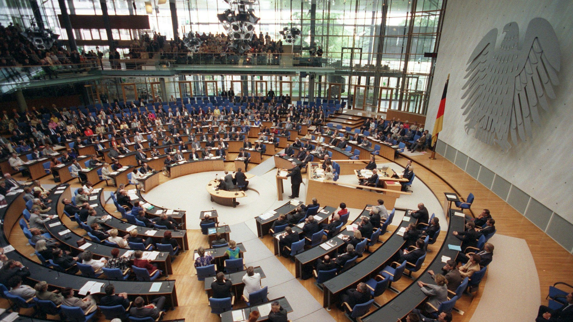 Blick in das Plenum des Deutschen Bundestages während der Rede des früheren Bundeskanzlers Helmut Kohl am 1.7.1999 in Bonn.