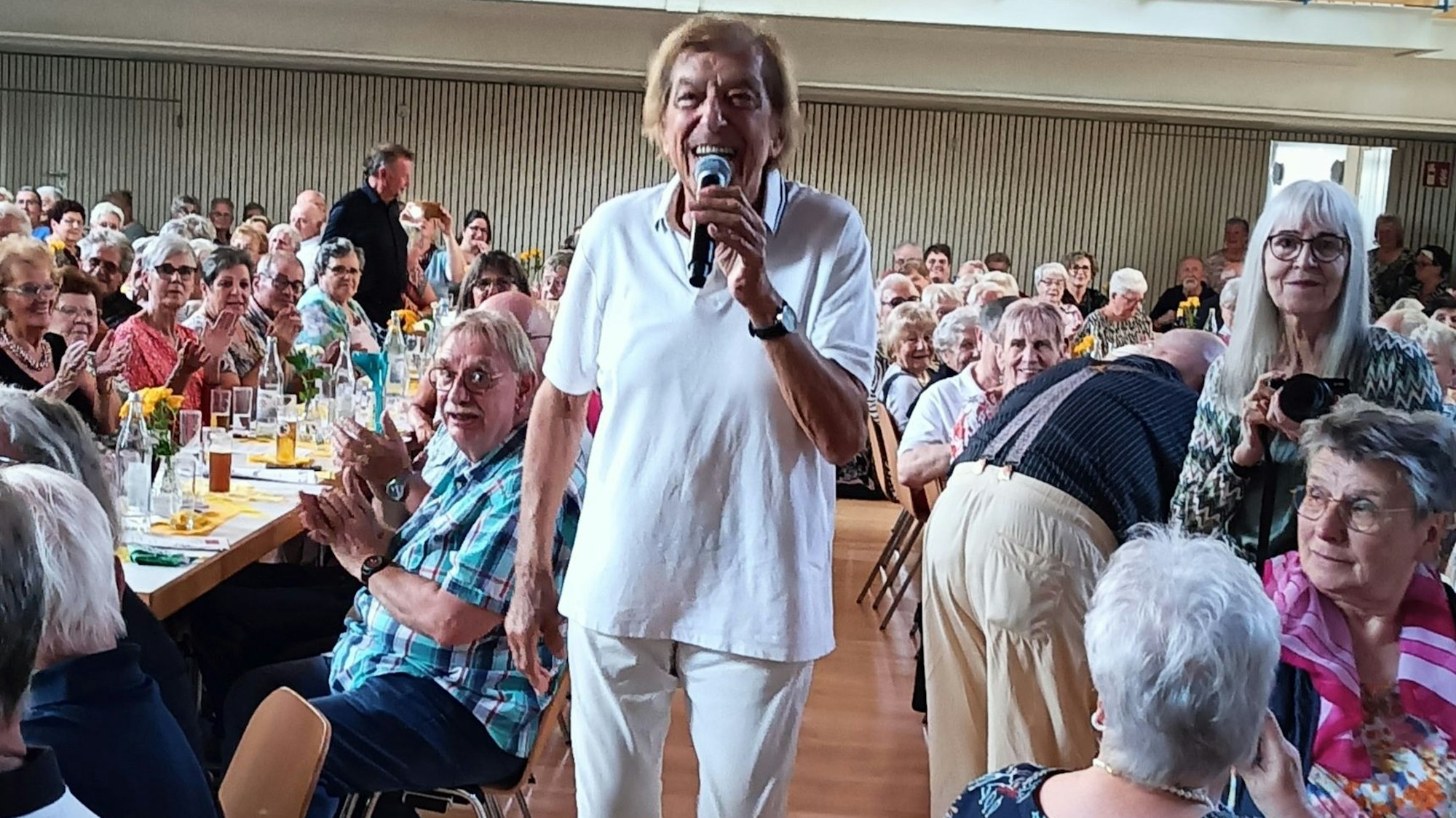 Ein Mann singt in ein Mikrofon.