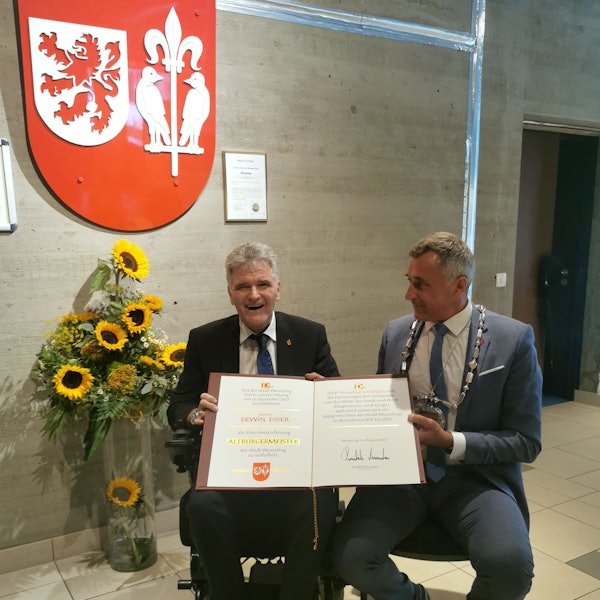 Auf dem Foto sind Ehrenbürgermeister Erwin Esser und sein Nachfolger Ralph Manzke mit der Ernennungsurkunde zu sehen.