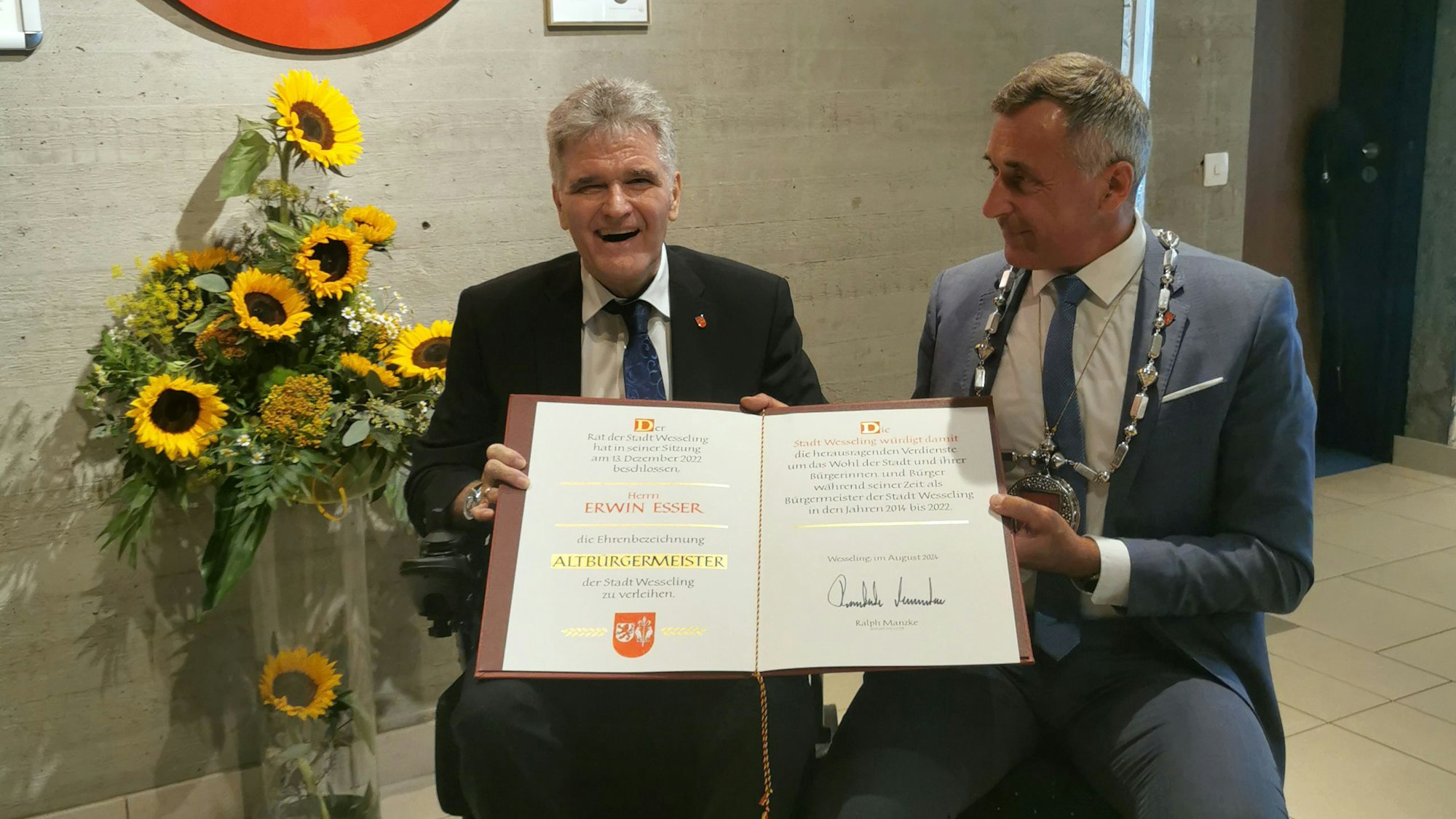 Auf dem Foto sind Ehrenbürgermeister Erwin Esser und sein Nachfolger Ralph Manzke mit der Ernennungsurkunde zu sehen.