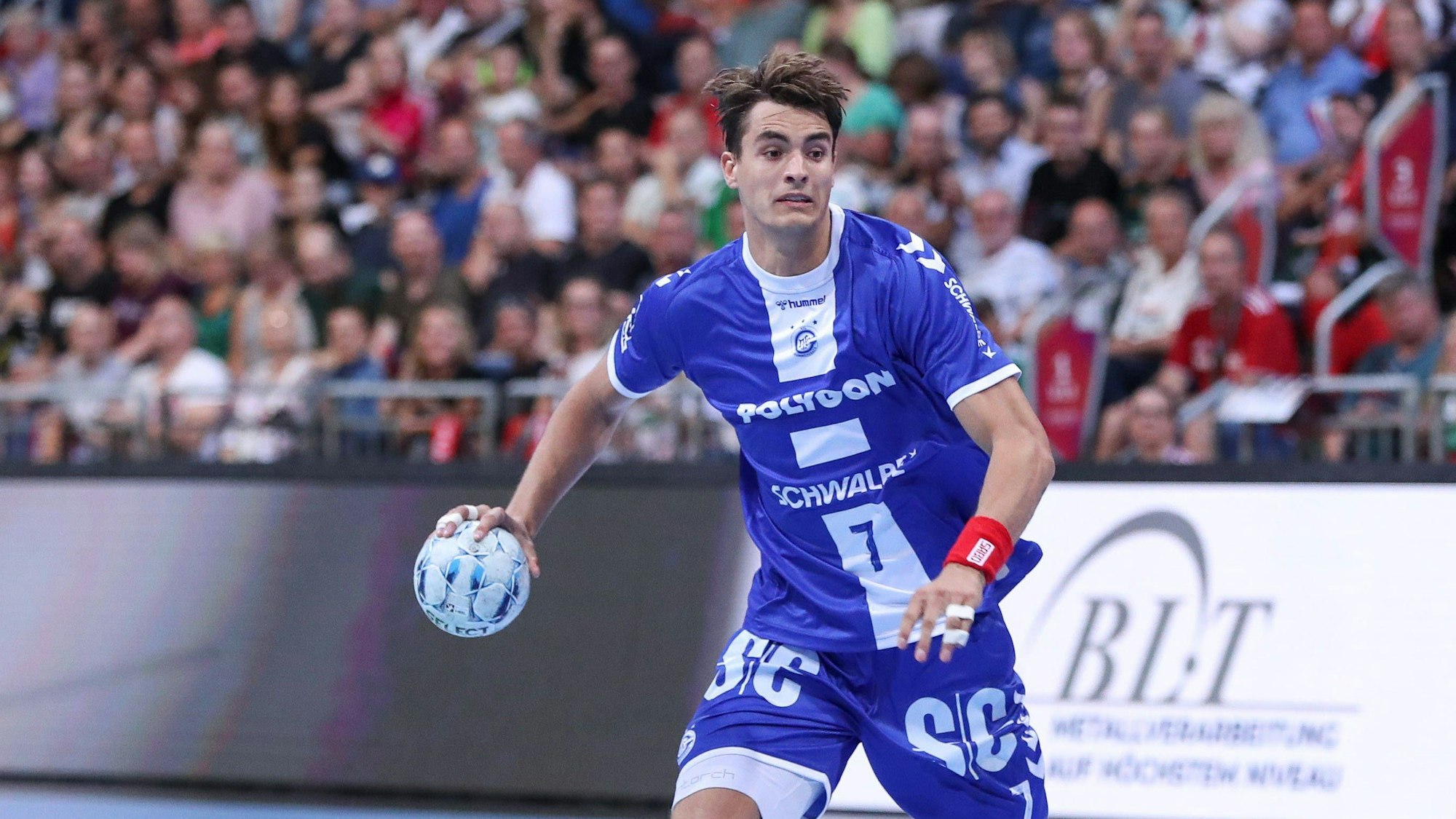 VfL-Kapitän Julian Köster in einer Spielsituation.