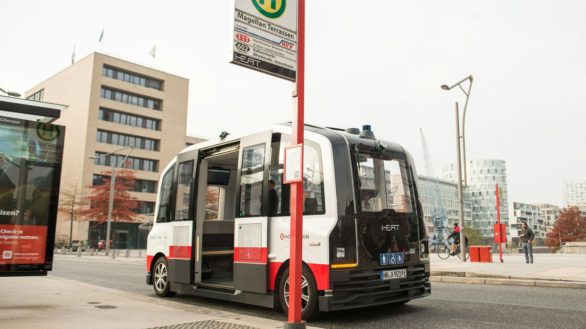 Ein ohne Fahrer fahrender Kleinbus der Hamburger Hochbahn steht in der HafenCity an einer Haltestelle.