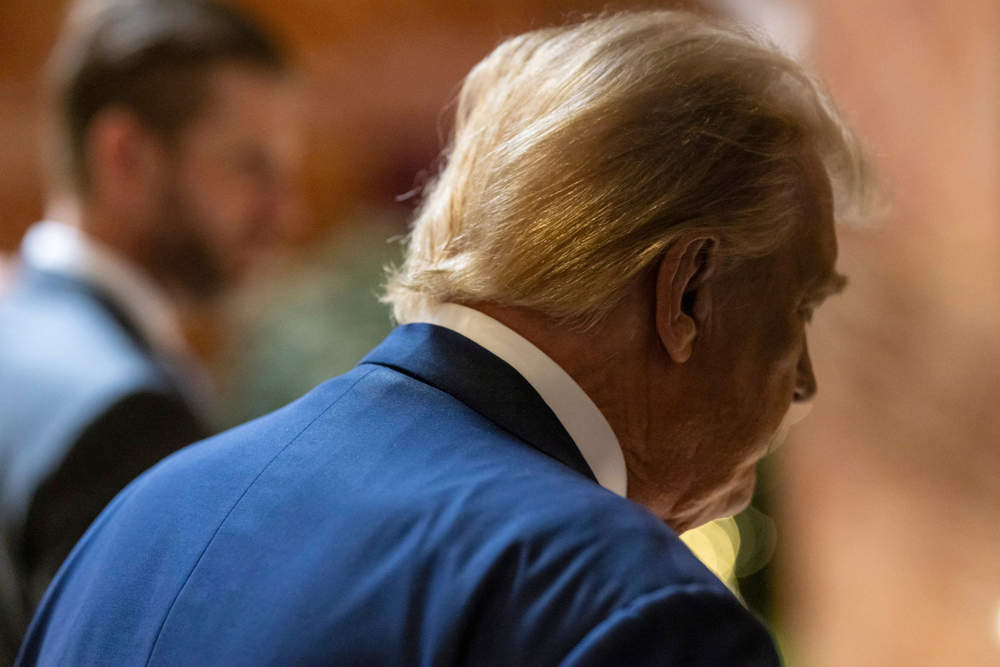 Der republikanische Präsidentschaftskandidat und ehemalige US-Präsident Donald Trump verlässt am 6. September eine Pressekonferenz im Trump Tower, nach einem Verhandlungstag im Bundesgericht in Manhattan.