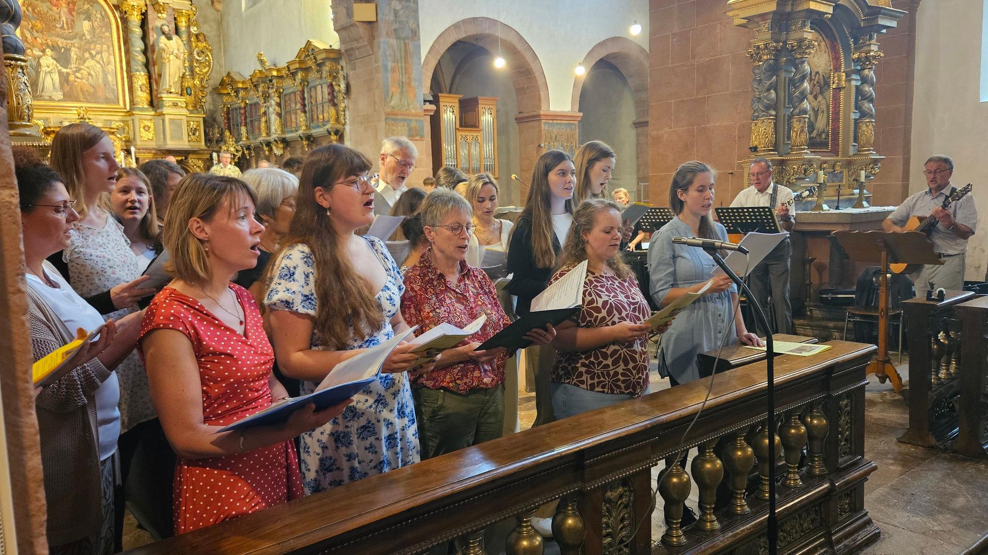 Blick auf die Sängerinnen und Sänger der AG Folksongs.