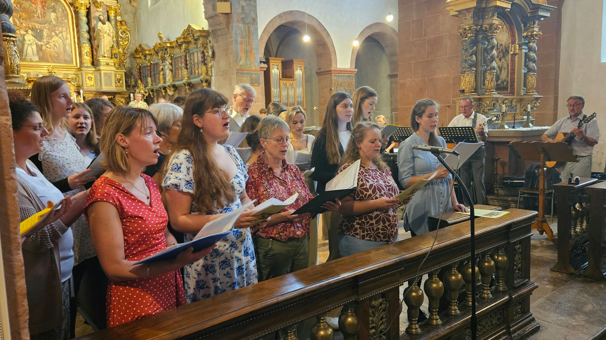 Blick auf die Sängerinnen und Sänger der AG Folksongs.