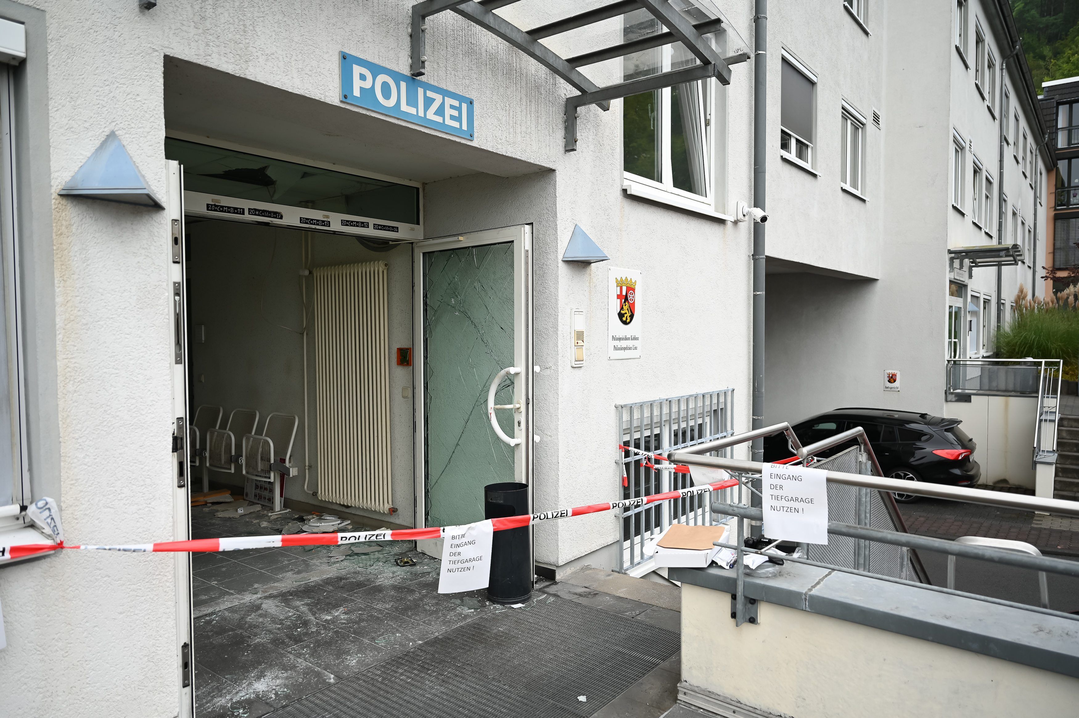 06.09.2024, Rheinland-Pfalz, Linz am Rhein: Abgesperrt ist der Bereich um den Eingang der Polizeiinspektion in Linz am Rhein nach einem Macheten-Angriff.