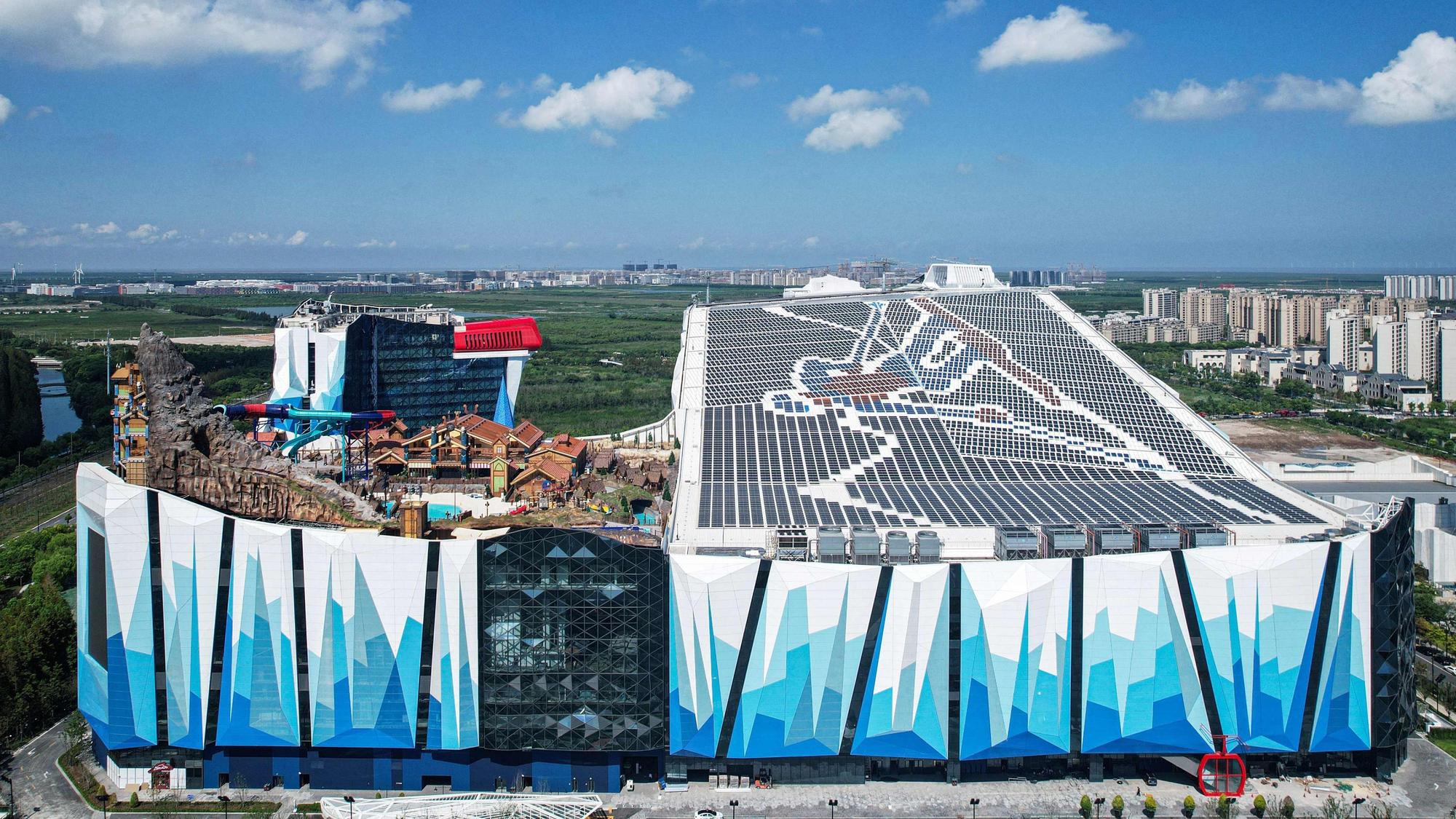Das L*SNOW Indoor Skiing Theme Resort in Shanghai, China.