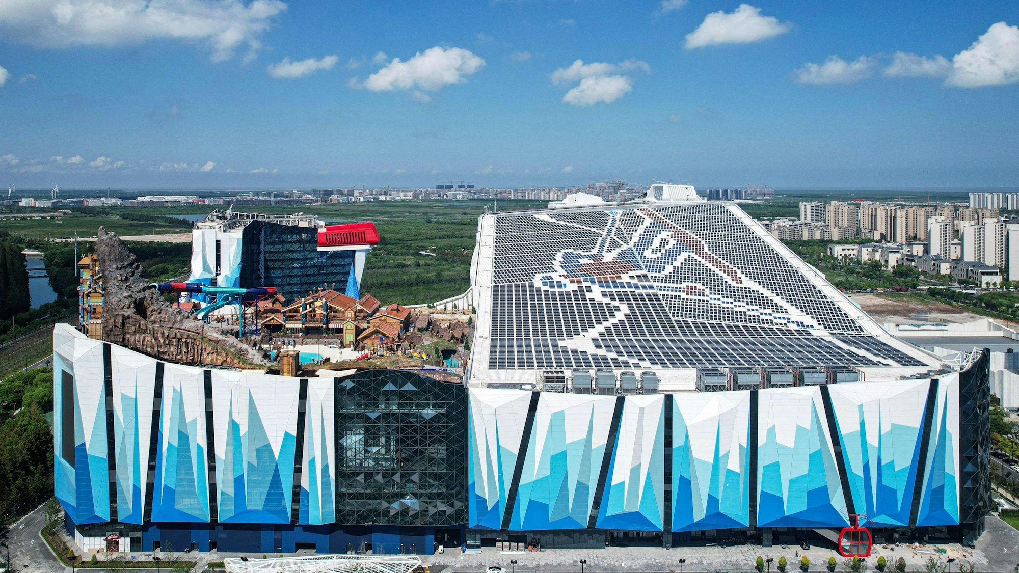 Das L*SNOW Indoor Skiing Theme Resort in Shanghai, China.