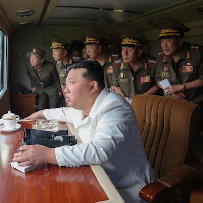 Der nordkoreanische Diktator Kim Jong Un beobachtet im August 2024 einen Raketentest. Berichten zufolge lässt Kim nun 30 seiner Beamten hinrichten.