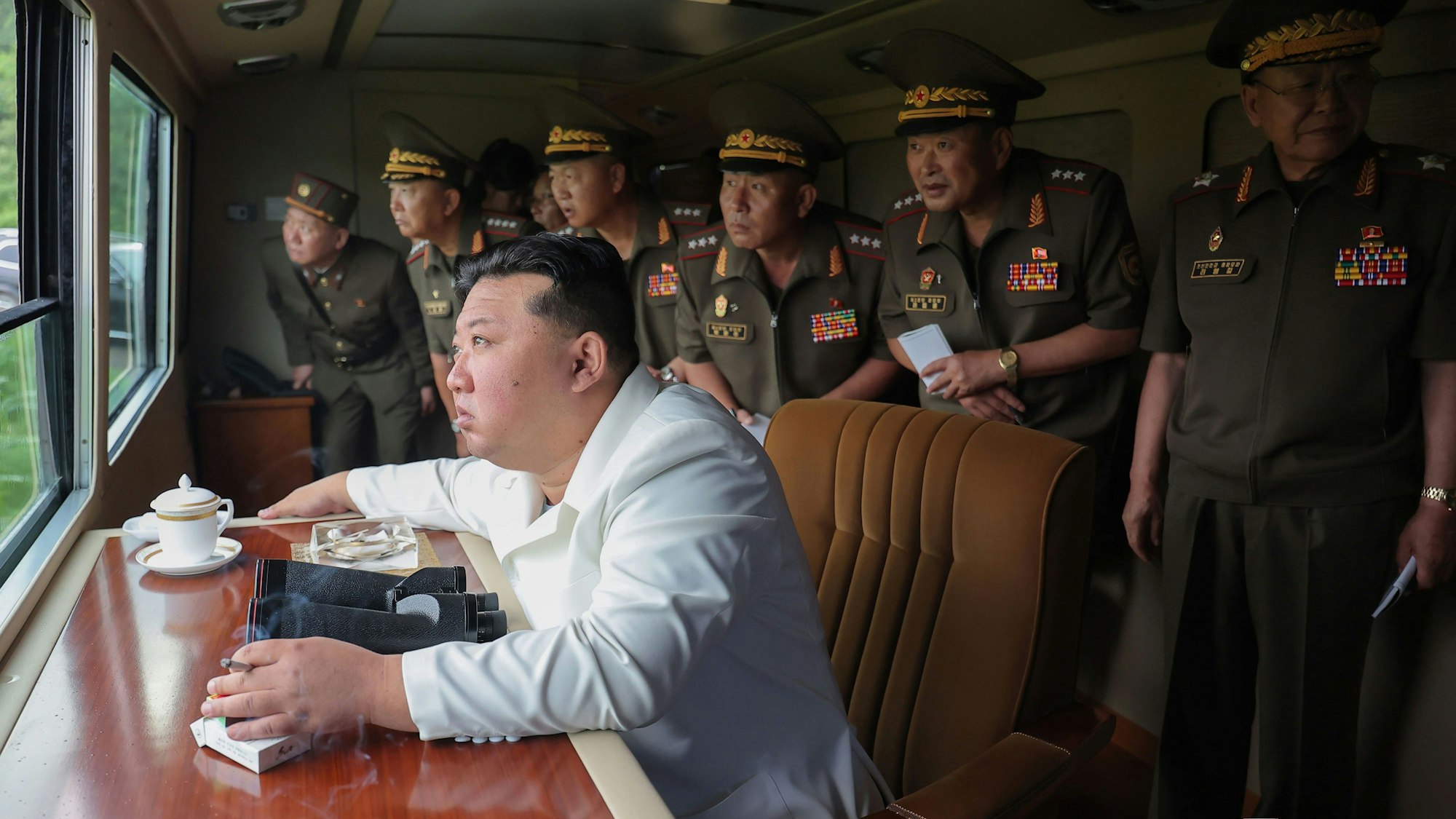 Der nordkoreanische Diktator Kim Jong Un beobachtet im August 2024 einen Raketentest. Berichten zufolge lässt Kim nun 30 seiner Beamten hinrichten.