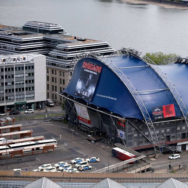 Blick vom Kölner Dom auf das Stadtpanorama mit dem Musical Dome