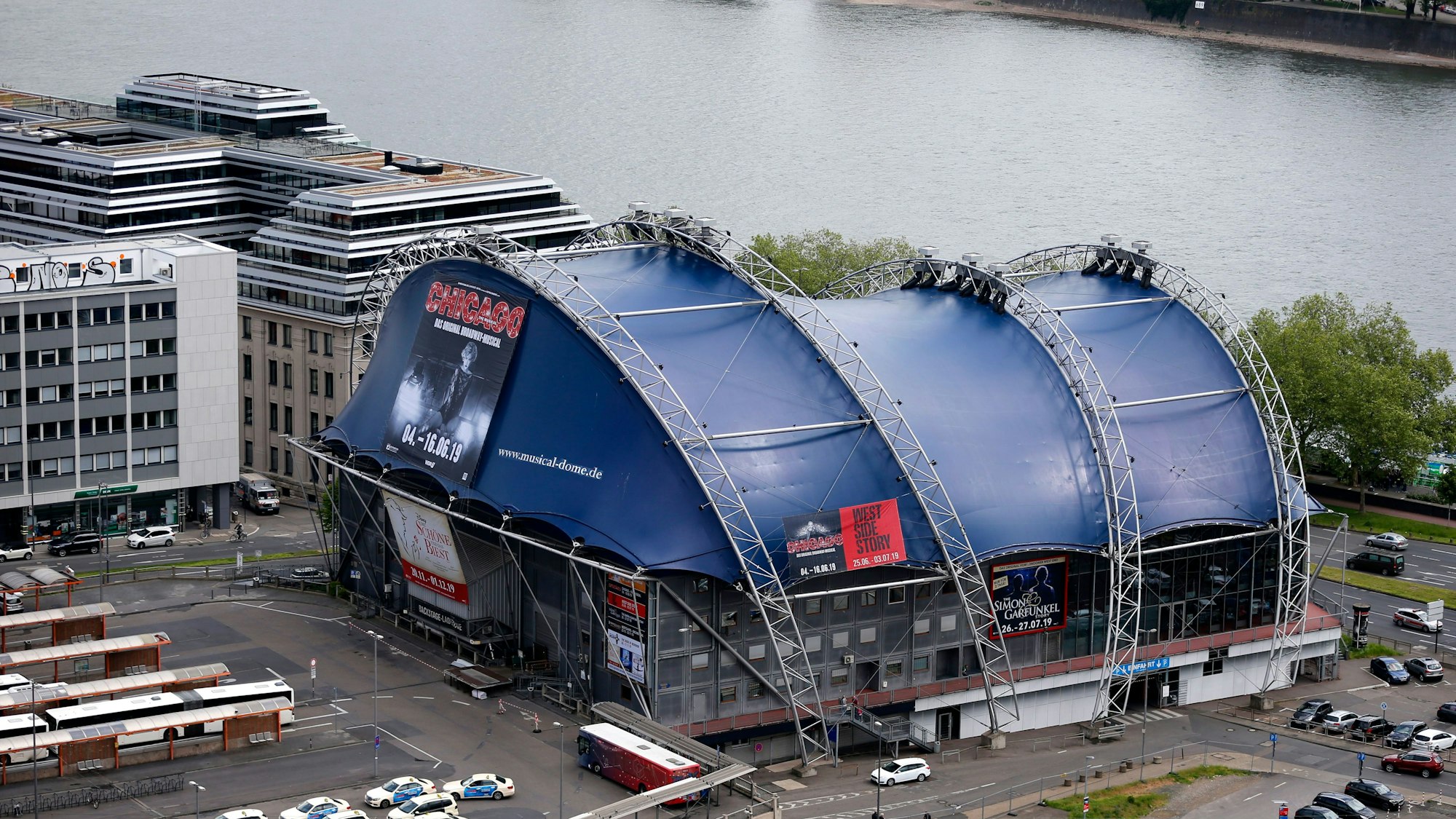Blick vom Kölner Dom auf das Stadtpanorama mit dem Musical Dome