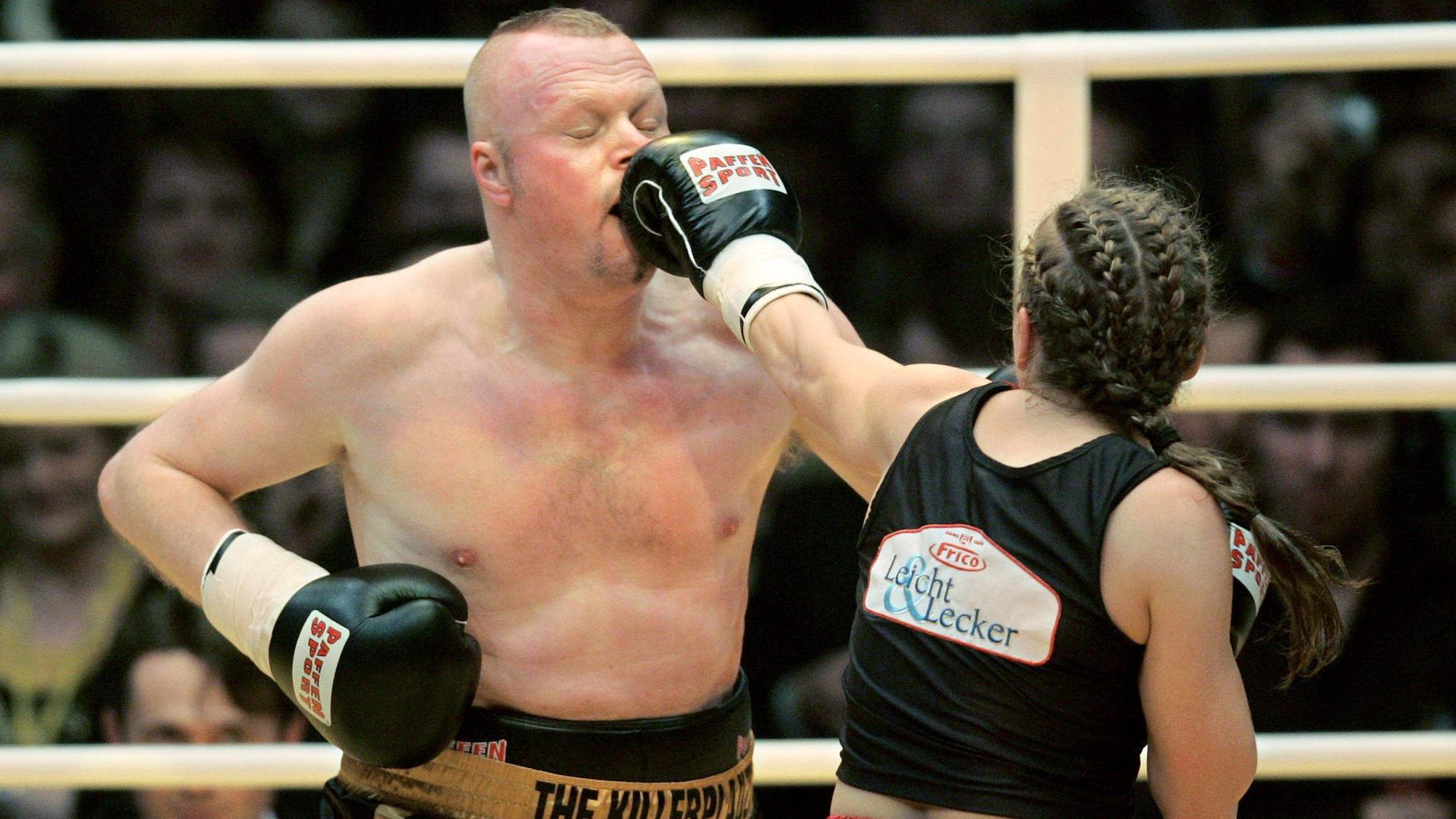 Die ehemalige Boxweltmeisterin Regina Halmich und Fernsehmoderator Stefan Raab boxen in der ausverkauften Kölnarena gegeneinander.