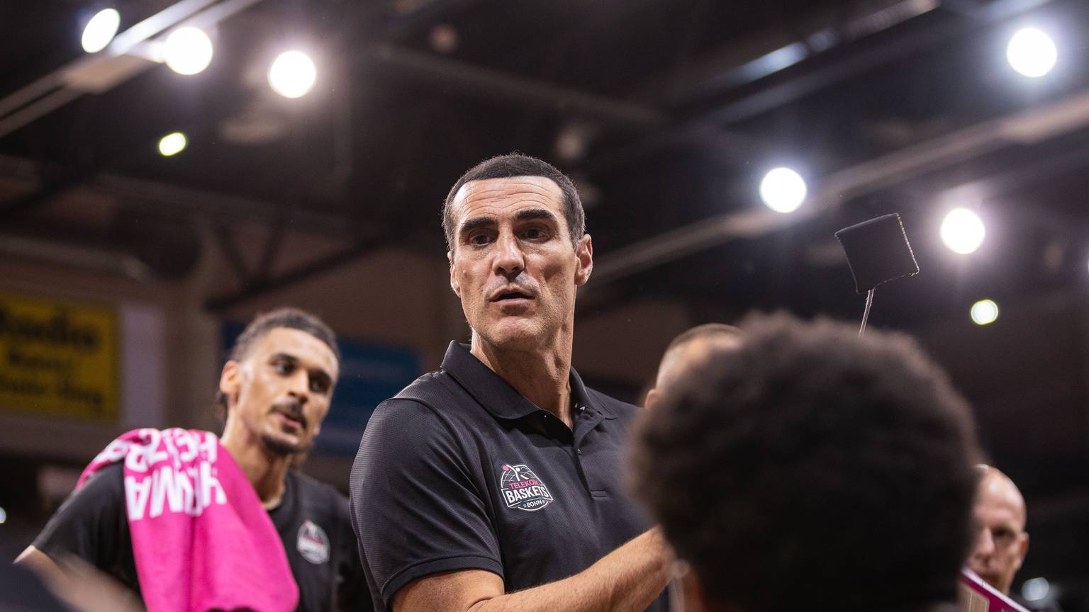 Baskets-Trainer Roel Moors gibt seinen Spielern in Auszeiten genaue Instruktionen.