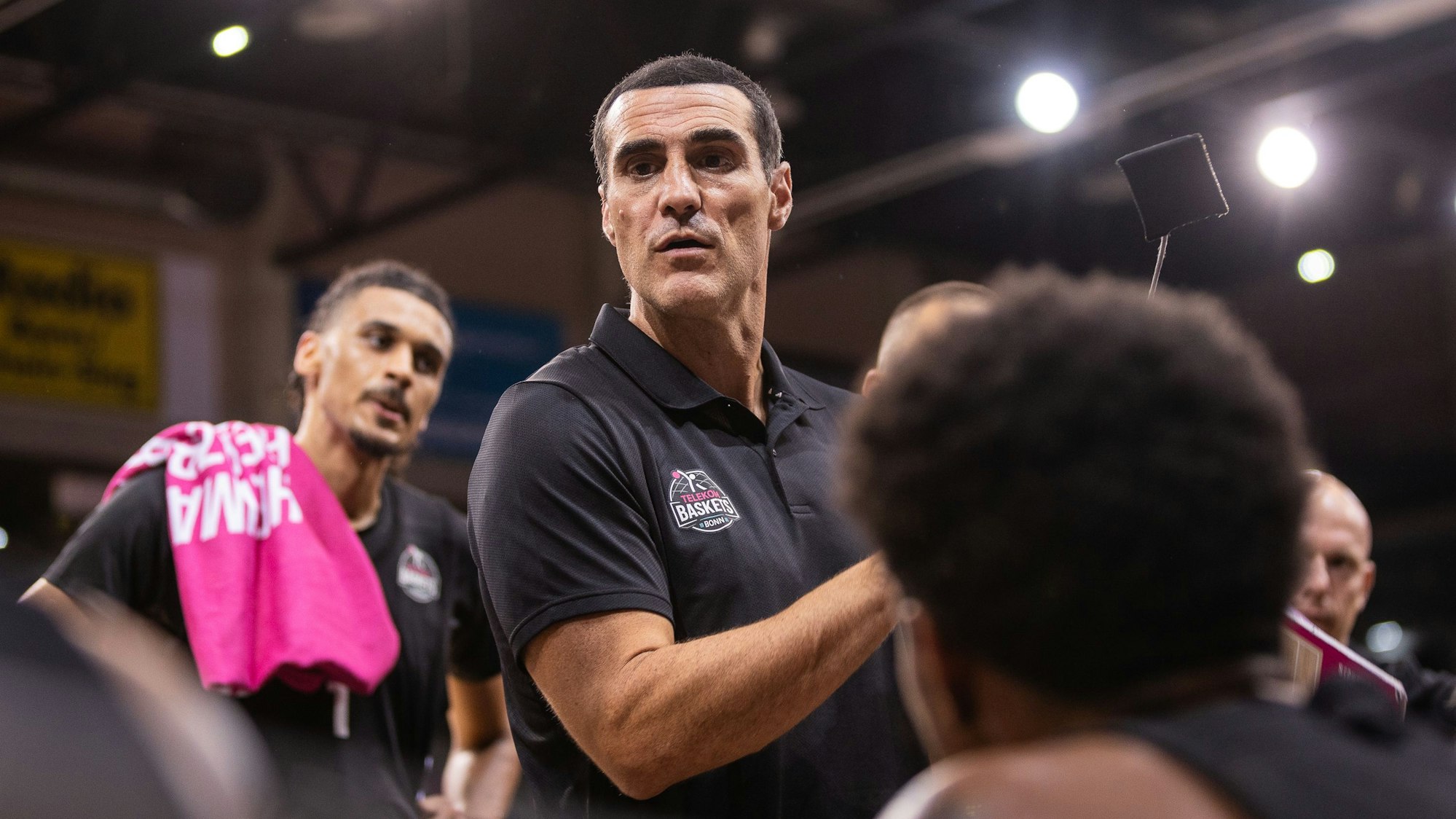 Baskets-Trainer Roel Moors gibt seinen Spielern in Auszeiten genaue Instruktionen.