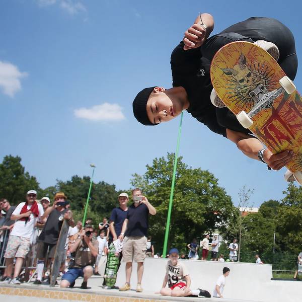 Profiskater Lennard Janssen springt mit seinem Skateboard im neuen Skatepark Eller.
