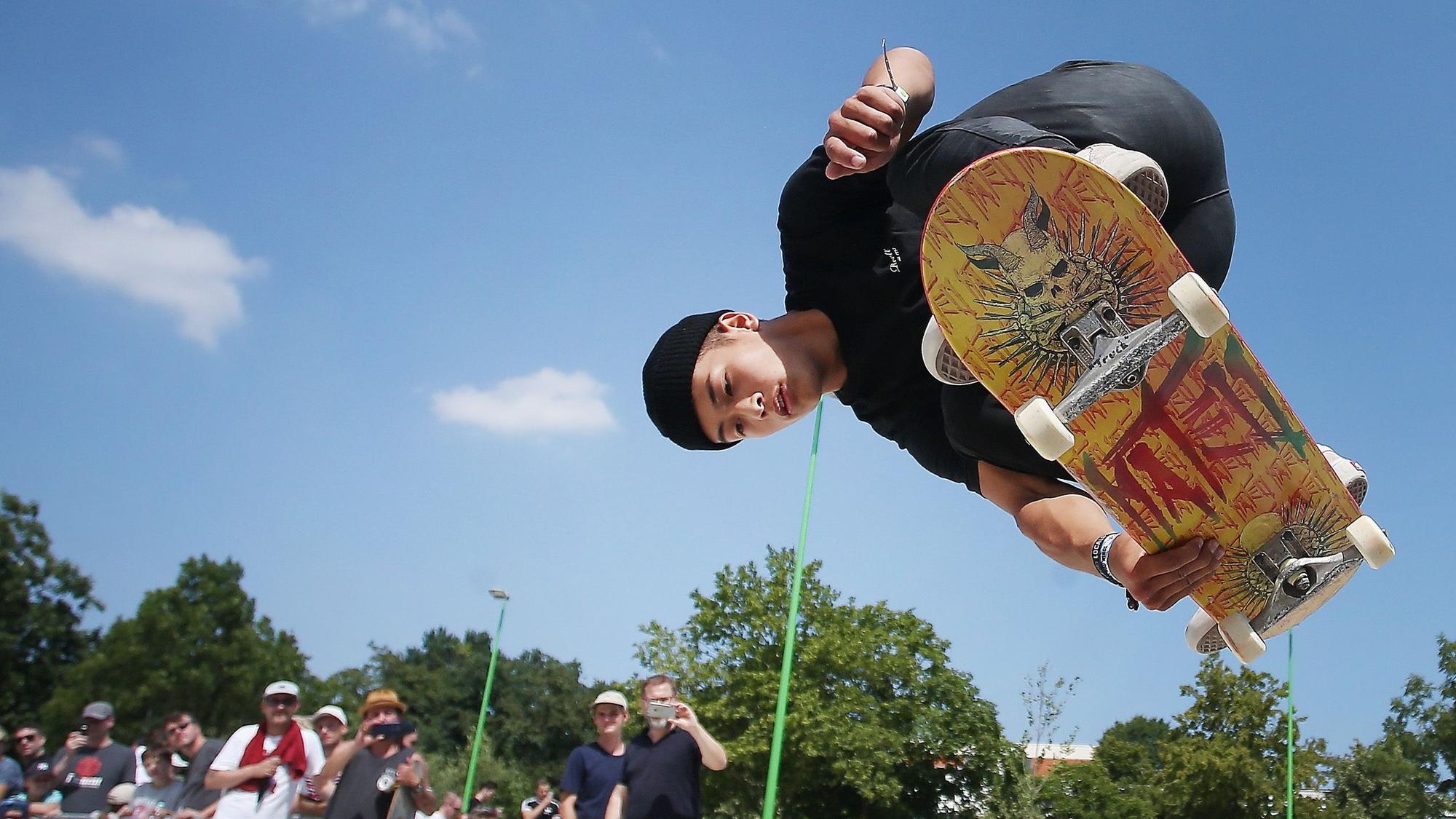 Profiskater Lennard Janssen springt mit seinem Skateboard im neuen Skatepark Eller.